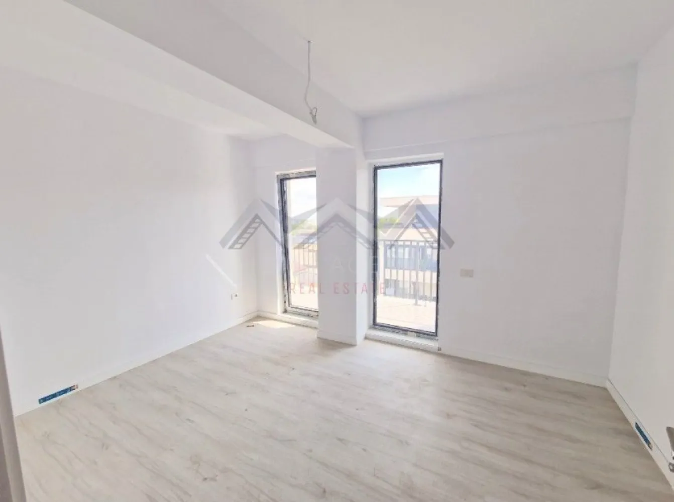 Apartament 3 camere Otopeni central | bloc nou, parcare, comision 0 - Achiziția se realizează direct de la dezvoltator, fără perceperea vreunui comision din partea cumpărătorului. Oferim consultanță gratuită pe întreaga durată a procesului de achiziție, asigurând suport specializat la fiecare etapă. De asemenea, la solicitare, punem la dispoziție servicii de brokeraj financiar, fără costuri suplimentare, pentru identificarea celor mai avantajoase soluții de finanțare adaptate nevoilor dumneavoastră.

Vă propunem, spre vânzare, un apartament de 3 camere modern, situat într-un bloc nou D+P+3mansardat, aflat în zona centrală a orașului Otopeni. Este alegerea ideală atât pentru o locuință confortabilă și bine organizată, cât și pentru o investiție sigură și profitabilă, fie pentru închiriere pe termen lung, fie în regim hotelier prin platforme precum Airbnb sau Booking.

Compartimentarea a fost gândită astfel încât să ofere funcționalitate și confort. Livingul este integrat cu o bucătărie retrasă, pe o suprafață utilă de 33,56 mp, cu deschidere spre balcon. Cele două dormitoare sunt spațioase și primitoare, unul dintre ele beneficiază de acces direct către o terasă privată de 7,71 mp. Apartamentul dispune de o baie modernă, dotată cu duș walk-in și fereastră, precum și de un WC de serviciu separat, ceea ce sporește gradul de confort.

Imobilul se predă complet finisat, cu parchet, gresie, faianță și băi complet utilate, astfel încât viitorul proprietar să beneficieze de un apartament pregătit pentru amenajare. Confortul termic este asigurat de centrala proprie și încălzirea prin pardoseală, o soluție modernă care oferă o temperatură uniformă în toate camerele și contribuie la reducerea costurilor de întreținere. Apartamentul este racordat la toate utilitățile publice – apă, gaze, electricitate și canalizare – și dispune de un loc de parcare inclus în preț, pentru un plus de confort și siguranță.

Un alt avantaj important îl reprezintă poziționarea excelentă. Apartamentul se află la doar 10 minute de mers pe jos până la piață și magazine, iar școala este accesibilă la cel mult 15 minute pe jos (4 minute cu mașina). Totodată, în imediata apropiere există restaurante, supermarketuri, farmacii, bănci, transport public. Accesul către DN1, Centura Capitalei și Aeroportul Henri Coandă este rapid și facil, iar în perspectivă, zona va fi deservită și de viitoarea stație de metrou.

Prețul afișat include TVA și nu ascunde costuri suplimentare. 

📞 Programează acum o vizionare!