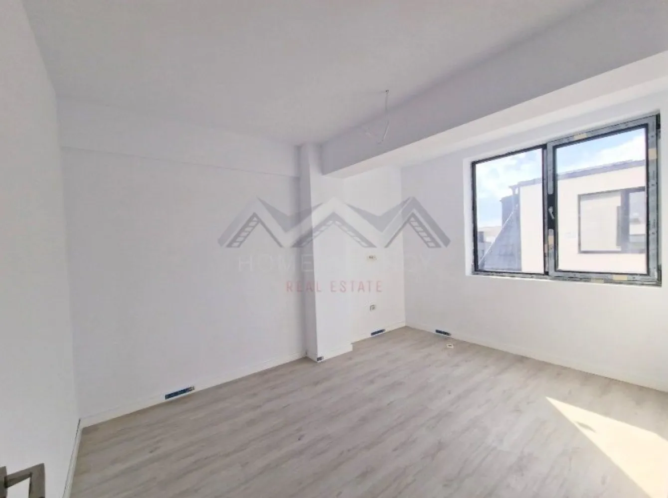 Apartament 3 camere Otopeni central | bloc nou, parcare, comision 0 - Achiziția se realizează direct de la dezvoltator, fără perceperea vreunui comision din partea cumpărătorului. Oferim consultanță gratuită pe întreaga durată a procesului de achiziție, asigurând suport specializat la fiecare etapă. De asemenea, la solicitare, punem la dispoziție servicii de brokeraj financiar, fără costuri suplimentare, pentru identificarea celor mai avantajoase soluții de finanțare adaptate nevoilor dumneavoastră.

Vă propunem, spre vânzare, un apartament de 3 camere modern, situat într-un bloc nou D+P+3mansardat, aflat în zona centrală a orașului Otopeni. Este alegerea ideală atât pentru o locuință confortabilă și bine organizată, cât și pentru o investiție sigură și profitabilă, fie pentru închiriere pe termen lung, fie în regim hotelier prin platforme precum Airbnb sau Booking.

Compartimentarea a fost gândită astfel încât să ofere funcționalitate și confort. Livingul este integrat cu o bucătărie retrasă, pe o suprafață utilă de 33,56 mp, cu deschidere spre balcon. Cele două dormitoare sunt spațioase și primitoare, unul dintre ele beneficiază de acces direct către o terasă privată de 7,71 mp. Apartamentul dispune de o baie modernă, dotată cu duș walk-in și fereastră, precum și de un WC de serviciu separat, ceea ce sporește gradul de confort.

Imobilul se predă complet finisat, cu parchet, gresie, faianță și băi complet utilate, astfel încât viitorul proprietar să beneficieze de un apartament pregătit pentru amenajare. Confortul termic este asigurat de centrala proprie și încălzirea prin pardoseală, o soluție modernă care oferă o temperatură uniformă în toate camerele și contribuie la reducerea costurilor de întreținere. Apartamentul este racordat la toate utilitățile publice – apă, gaze, electricitate și canalizare – și dispune de un loc de parcare inclus în preț, pentru un plus de confort și siguranță.

Un alt avantaj important îl reprezintă poziționarea excelentă. Apartamentul se află la doar 10 minute de mers pe jos până la piață și magazine, iar școala este accesibilă la cel mult 15 minute pe jos (4 minute cu mașina). Totodată, în imediata apropiere există restaurante, supermarketuri, farmacii, bănci, transport public. Accesul către DN1, Centura Capitalei și Aeroportul Henri Coandă este rapid și facil, iar în perspectivă, zona va fi deservită și de viitoarea stație de metrou.

Prețul afișat include TVA și nu ascunde costuri suplimentare. 

📞 Programează acum o vizionare!