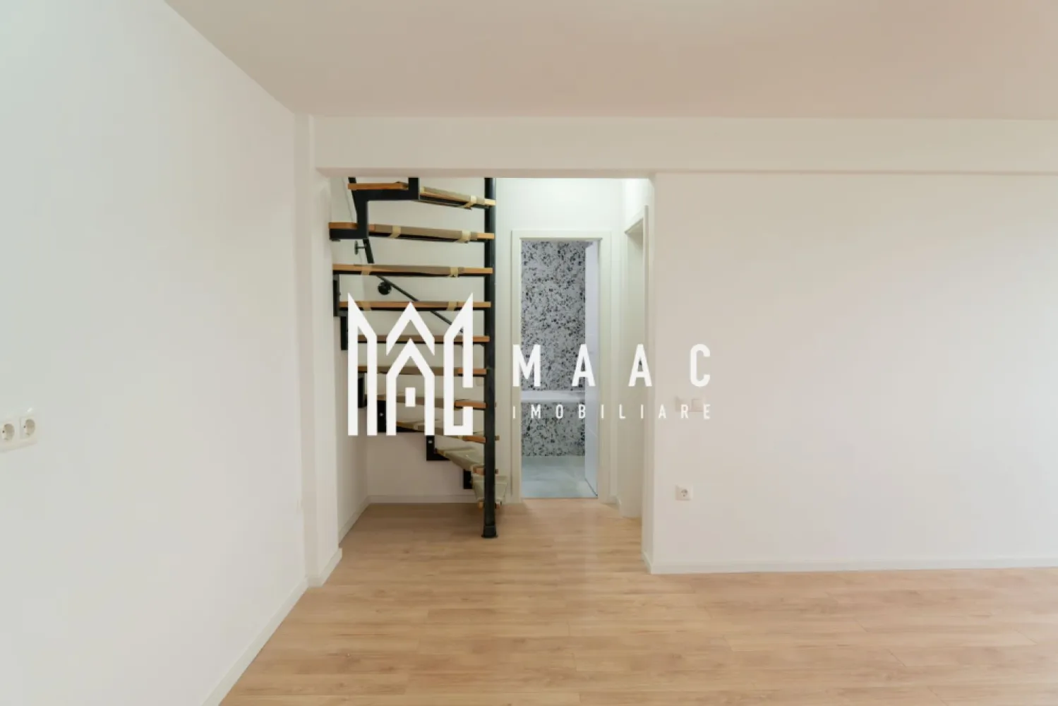 Apartament 3 Camere I 78 mp I 2 Niveluri I Etaj 3/3 I Parcare Inclusă - Apartament modern, tip duplex, situat la etajul 3/3 al unui imobil nou, finalizat în anul 2024, localizat într-o zonă liniștită și accesibilă, aproape de puncte de interes precum: centre comerciale, Kaufland, instituții de învățământ și stații pentru transport în comun.

Suprafață utilă: 78 mp
Loc de parcare: inclus în preț
Compartimentare practică pe două niveluri:

Nivel 1:
Living open space cu bucătărie
Dormitor
Baie complet utilată
Balcon

Nivel 2:
Dormitor matrimonial
Hol generos
A doua baie, complet mobilată și utilată
Dotări și finisaje:
Se predă la stadiu de cheie – finisaje moderne și de calitate
Aer condiționat montat pe ambele niveluri
Băi complet mobilate și echipate
Clădire nouă, construită în 2024
Loc de parcare inclus, ideal pentru confort și siguranță
Proprietatea este ideală pentru locuit sau ca investiție, datorită zonei și compartimentării eficiente.

Pentru detalii suplimentare, consultanță sau programarea unei vizionări, te rugăm să ne contactezi si sa specifici CP2743450.
