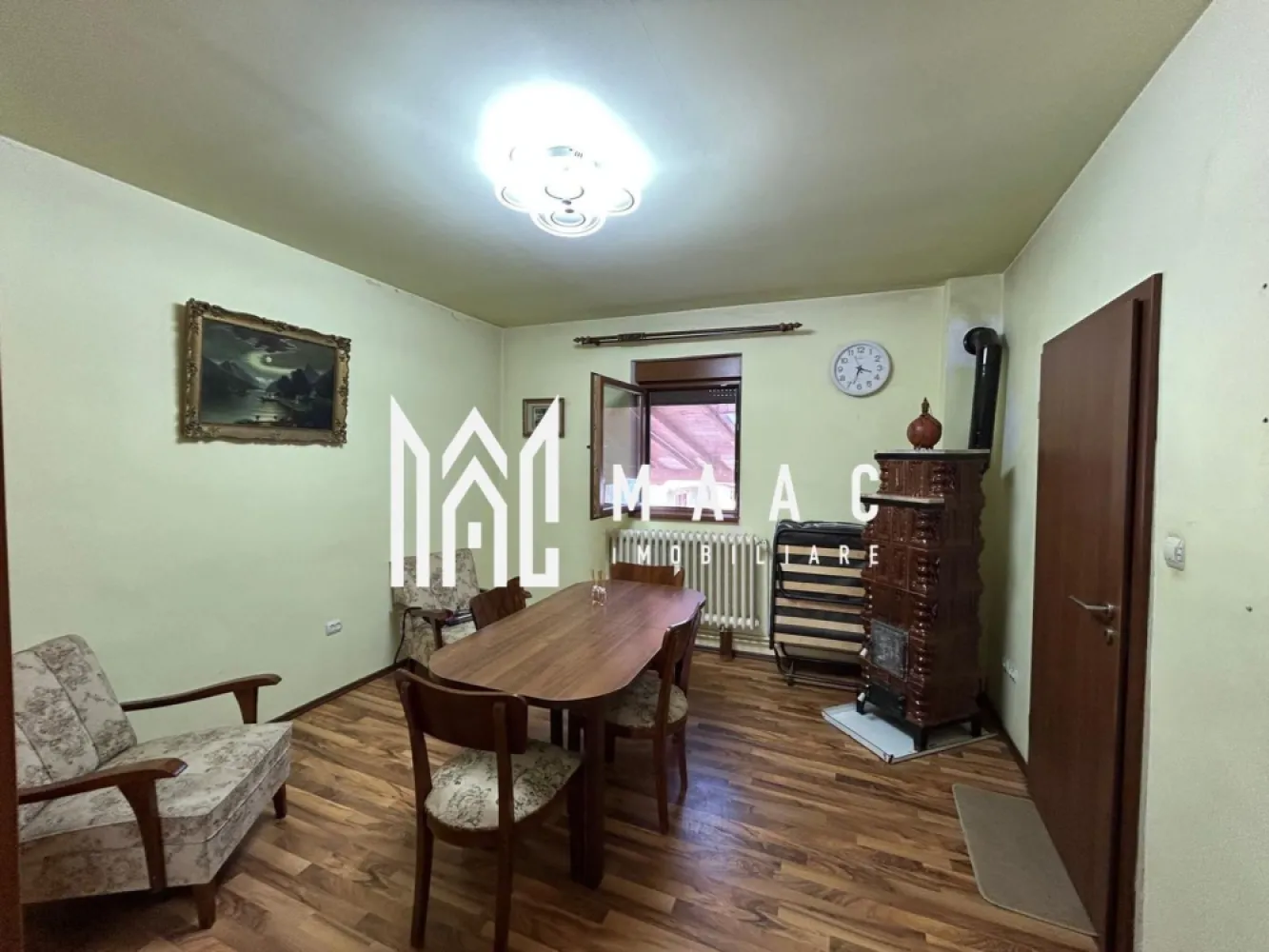 Casa individuala 4 camere I Teren 1300 mp I Garaj- Gusterita - MAAC Imobiliare vă propune spre vânzare o casă individuală amplasată pe o parcelă generoasă de 1310 mp, situată în zona Gușteriței, în apropiere de complexul de agrement Gușterland, o locație apreciată pentru accesibilitate și liniște.

Proprietatea beneficiază de o deschidere la două străzi, cu front stradal de 14 ml, și oferă un spațiu amplu, bine organizat, ce include:
-casă poziționată la stradă
-acces auto și locuri de parcare pentru minimum 3 mașini
-verandă spațioasă în partea din spate
-garaj
-șură
-anexă
-curte liberă și grădină

Compartimentarea imobilului este practică și funcțională:
-Demisol: 2 pivnițe, bucătărie, grup sanitar
-Parter: 4 camere, baie, cămară, bucătărie

Suprafața totală a terenului este de 1310 mp, incluzând curtea și grădina, oferind multiple posibilități de utilizare și amenajare.

Casa este solidă, bine întreținută și luminoasă, fiind renovată în anul 2022. Beneficiază de dotări și îmbunătățiri importante:
-încălzire prin centrală termică pe gaz
-sobe de teracotă funcționale
-sistem de supraveghere video
-pod înalt și izolat
-toate utilitățile racordate

Proprietatea se predă parțial mobilată și utilată, fiind disponibilă imediat pentru mutare sau investiție.

Pentru mai multe detalii, vă rugăm să menționați telefonic că ați văzut anunțul cu CP2688445