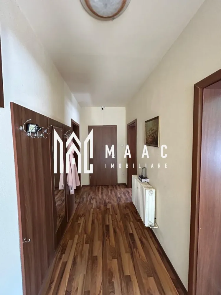 Casa individuala 4 camere I Teren 1300 mp I Garaj- Gusterita - MAAC Imobiliare vă propune spre vânzare o casă individuală amplasată pe o parcelă generoasă de 1310 mp, situată în zona Gușteriței, în apropiere de complexul de agrement Gușterland, o locație apreciată pentru accesibilitate și liniște.

Proprietatea beneficiază de o deschidere la două străzi, cu front stradal de 14 ml, și oferă un spațiu amplu, bine organizat, ce include:
-casă poziționată la stradă
-acces auto și locuri de parcare pentru minimum 3 mașini
-verandă spațioasă în partea din spate
-garaj
-șură
-anexă
-curte liberă și grădină

Compartimentarea imobilului este practică și funcțională:
-Demisol: 2 pivnițe, bucătărie, grup sanitar
-Parter: 4 camere, baie, cămară, bucătărie

Suprafața totală a terenului este de 1310 mp, incluzând curtea și grădina, oferind multiple posibilități de utilizare și amenajare.

Casa este solidă, bine întreținută și luminoasă, fiind renovată în anul 2022. Beneficiază de dotări și îmbunătățiri importante:
-încălzire prin centrală termică pe gaz
-sobe de teracotă funcționale
-sistem de supraveghere video
-pod înalt și izolat
-toate utilitățile racordate

Proprietatea se predă parțial mobilată și utilată, fiind disponibilă imediat pentru mutare sau investiție.

Pentru mai multe detalii, vă rugăm să menționați telefonic că ați văzut anunțul cu CP2688445