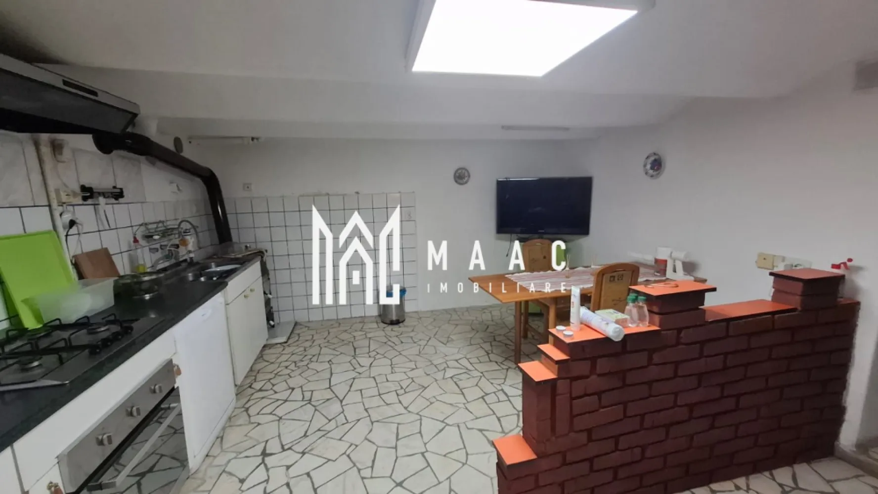 Casa individuala 4 camere I Teren 1300 mp I Garaj- Gusterita - MAAC Imobiliare vă propune spre vânzare o casă individuală amplasată pe o parcelă generoasă de 1310 mp, situată în zona Gușteriței, în apropiere de complexul de agrement Gușterland, o locație apreciată pentru accesibilitate și liniște.

Proprietatea beneficiază de o deschidere la două străzi, cu front stradal de 14 ml, și oferă un spațiu amplu, bine organizat, ce include:
-casă poziționată la stradă
-acces auto și locuri de parcare pentru minimum 3 mașini
-verandă spațioasă în partea din spate
-garaj
-șură
-anexă
-curte liberă și grădină

Compartimentarea imobilului este practică și funcțională:
-Demisol: 2 pivnițe, bucătărie, grup sanitar
-Parter: 4 camere, baie, cămară, bucătărie

Suprafața totală a terenului este de 1310 mp, incluzând curtea și grădina, oferind multiple posibilități de utilizare și amenajare.

Casa este solidă, bine întreținută și luminoasă, fiind renovată în anul 2022. Beneficiază de dotări și îmbunătățiri importante:
-încălzire prin centrală termică pe gaz
-sobe de teracotă funcționale
-sistem de supraveghere video
-pod înalt și izolat
-toate utilitățile racordate

Proprietatea se predă parțial mobilată și utilată, fiind disponibilă imediat pentru mutare sau investiție.

Pentru mai multe detalii, vă rugăm să menționați telefonic că ați văzut anunțul cu CP2688445