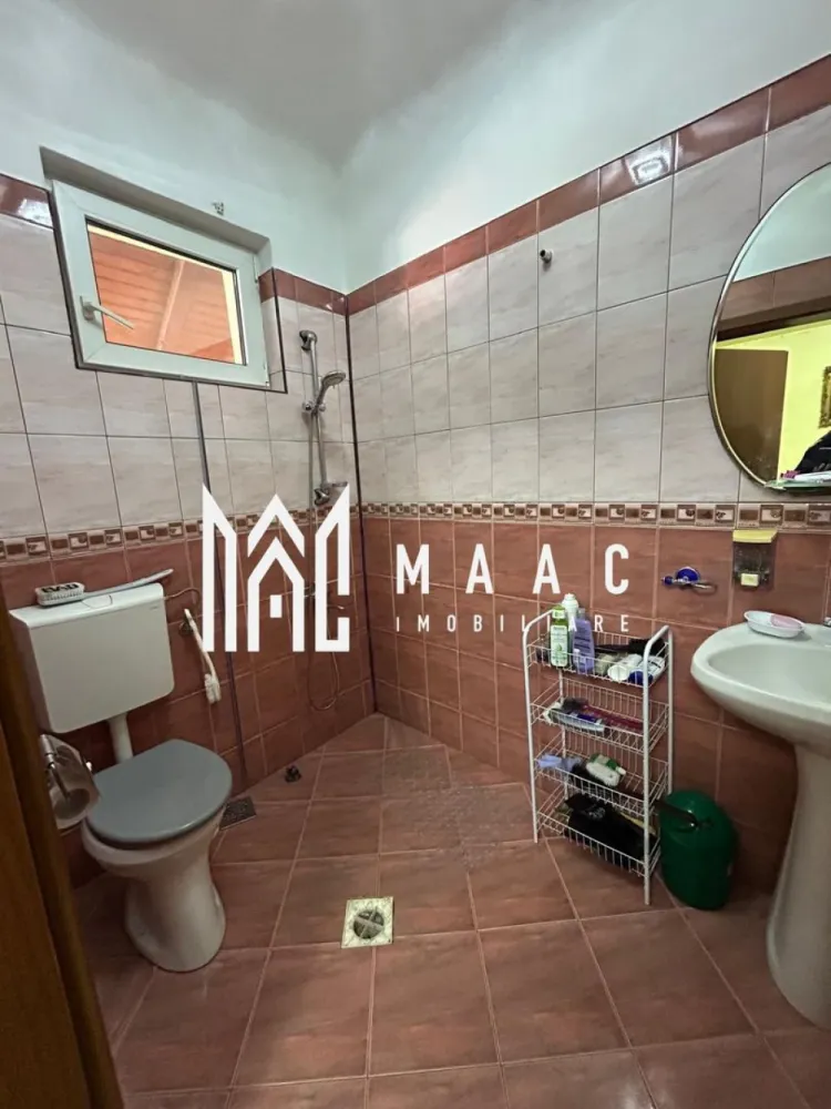 Casa individuala 4 camere I Teren 1300 mp I Garaj- Gusterita - MAAC Imobiliare vă propune spre vânzare o casă individuală amplasată pe o parcelă generoasă de 1310 mp, situată în zona Gușteriței, în apropiere de complexul de agrement Gușterland, o locație apreciată pentru accesibilitate și liniște.

Proprietatea beneficiază de o deschidere la două străzi, cu front stradal de 14 ml, și oferă un spațiu amplu, bine organizat, ce include:
-casă poziționată la stradă
-acces auto și locuri de parcare pentru minimum 3 mașini
-verandă spațioasă în partea din spate
-garaj
-șură
-anexă
-curte liberă și grădină

Compartimentarea imobilului este practică și funcțională:
-Demisol: 2 pivnițe, bucătărie, grup sanitar
-Parter: 4 camere, baie, cămară, bucătărie

Suprafața totală a terenului este de 1310 mp, incluzând curtea și grădina, oferind multiple posibilități de utilizare și amenajare.

Casa este solidă, bine întreținută și luminoasă, fiind renovată în anul 2022. Beneficiază de dotări și îmbunătățiri importante:
-încălzire prin centrală termică pe gaz
-sobe de teracotă funcționale
-sistem de supraveghere video
-pod înalt și izolat
-toate utilitățile racordate

Proprietatea se predă parțial mobilată și utilată, fiind disponibilă imediat pentru mutare sau investiție.

Pentru mai multe detalii, vă rugăm să menționați telefonic că ați văzut anunțul cu CP2688445