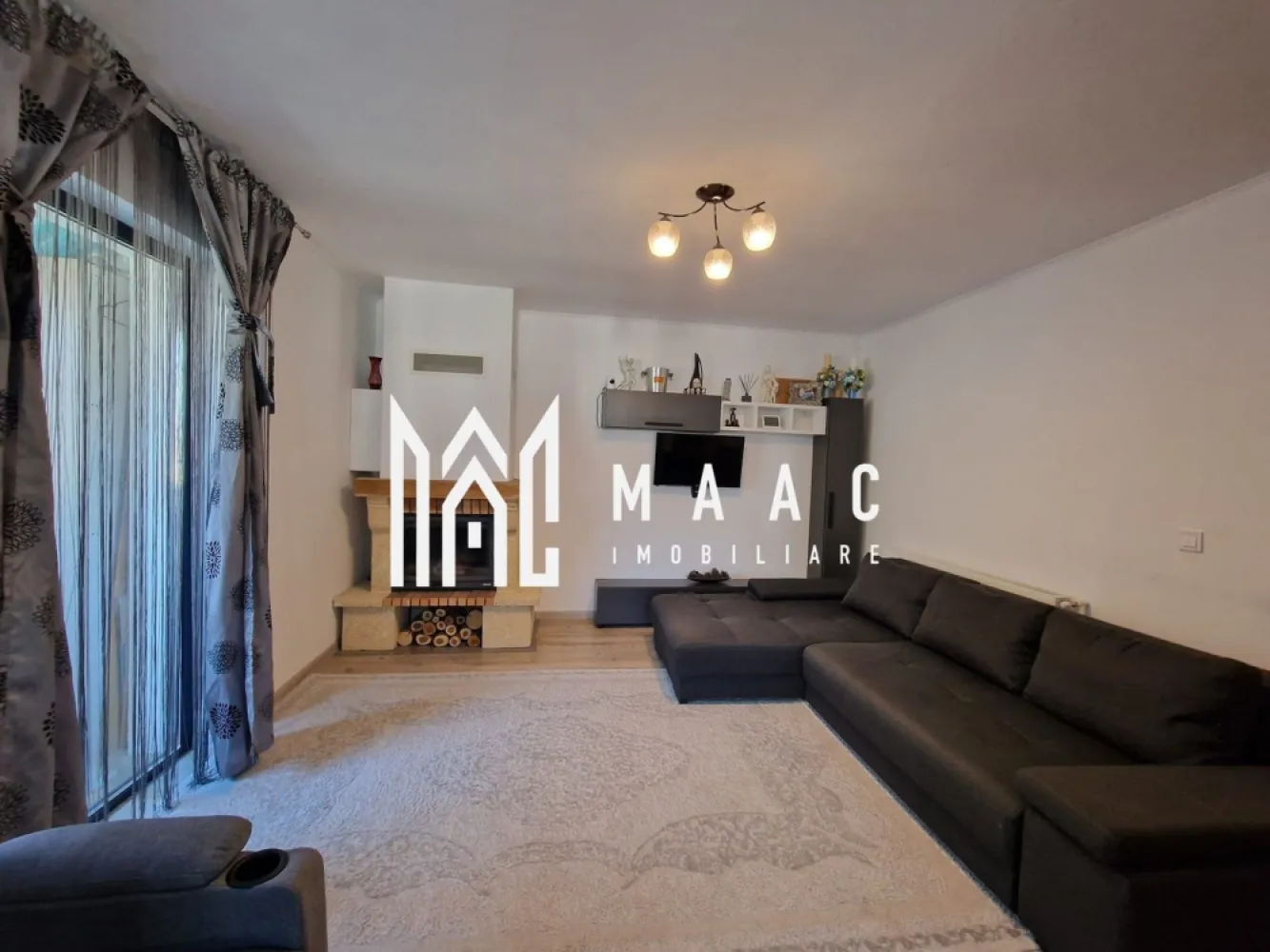 Apartament 3 Camere | 2 Bai | 2 Balcoane | 76 MPU | Etaj 1 - MAAC Imobiliare vă propune spre vânzare un apartament modern cu 3 camere, 2 băi și 2 balcoane, situat în Cartierul Arhitecților, într-un imobil construit în 2018 și finalizat în 2019, ideal pentru locuință proprie într-o zonă rezidențială liniștită.

Apartamentul are o suprafață utilă de 76 mp și beneficiază de compartimentare decomandată, oferind spații bine delimitate și funcționale, completate de două balcoane generoase, perfecte pentru relaxare.

Compartimentare:
-Hol spațios
-Living cu șemineu pe lemne
-Bucătărie complet utilată (aragaz, cuptor electric, cuptor cu microunde, mașină de spălat vase, combină frigorifică)
-Dormitor matrimonial
-Dormitor secundar
-2 băi cu geam (cadă și duș)
-2 balcoane: unul de 15 mp și unul de 5 mp

Dotări și finisaje:
-Se predă complet mobilat și utilat conform fotografiilor
-Pardoseli din parchet și gresie
-Geamuri tripan pentru izolație termică și fonică optimă

Locuința este amplasată într-o zonă liniștită, cu acces facil către magazine și mijloace de transport, oferind confort, funcționalitate și un spațiu exterior generos.

Pentru mai multe detalii și programarea unei vizionări, vă rugăm să menționați la telefon numărul CP2687377.