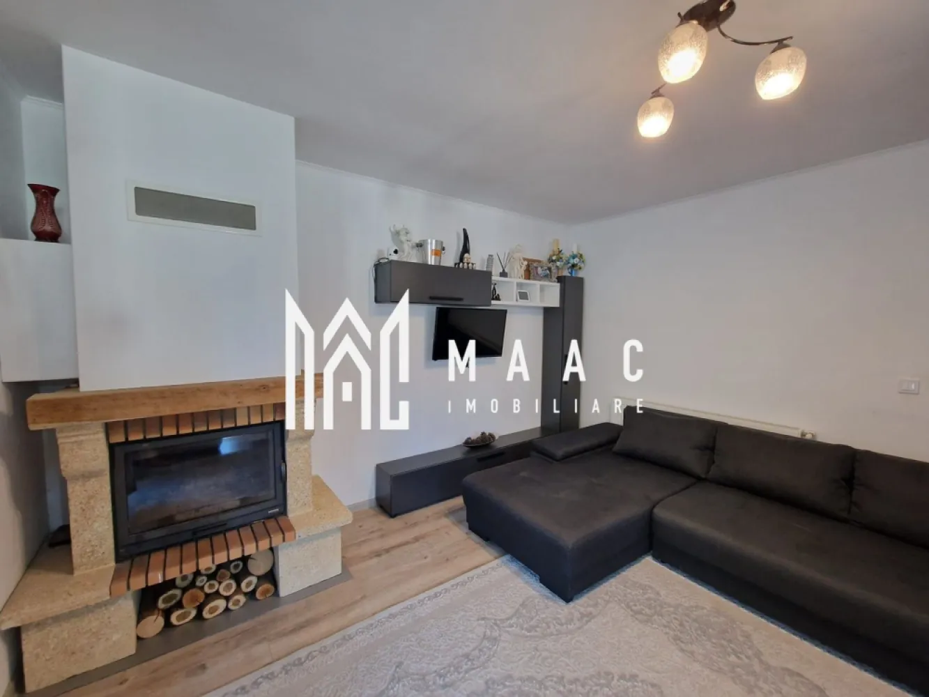 Apartament 3 Camere | 2 Bai | 2 Balcoane | 76 MPU | Etaj 1 - MAAC Imobiliare vă propune spre vânzare un apartament modern cu 3 camere, 2 băi și 2 balcoane, situat în Cartierul Arhitecților, într-un imobil construit în 2018 și finalizat în 2019, ideal pentru locuință proprie într-o zonă rezidențială liniștită.

Apartamentul are o suprafață utilă de 76 mp și beneficiază de compartimentare decomandată, oferind spații bine delimitate și funcționale, completate de două balcoane generoase, perfecte pentru relaxare.

Compartimentare:
-Hol spațios
-Living cu șemineu pe lemne
-Bucătărie complet utilată (aragaz, cuptor electric, cuptor cu microunde, mașină de spălat vase, combină frigorifică)
-Dormitor matrimonial
-Dormitor secundar
-2 băi cu geam (cadă și duș)
-2 balcoane: unul de 15 mp și unul de 5 mp

Dotări și finisaje:
-Se predă complet mobilat și utilat conform fotografiilor
-Pardoseli din parchet și gresie
-Geamuri tripan pentru izolație termică și fonică optimă

Locuința este amplasată într-o zonă liniștită, cu acces facil către magazine și mijloace de transport, oferind confort, funcționalitate și un spațiu exterior generos.

Pentru mai multe detalii și programarea unei vizionări, vă rugăm să menționați la telefon numărul CP2687377.