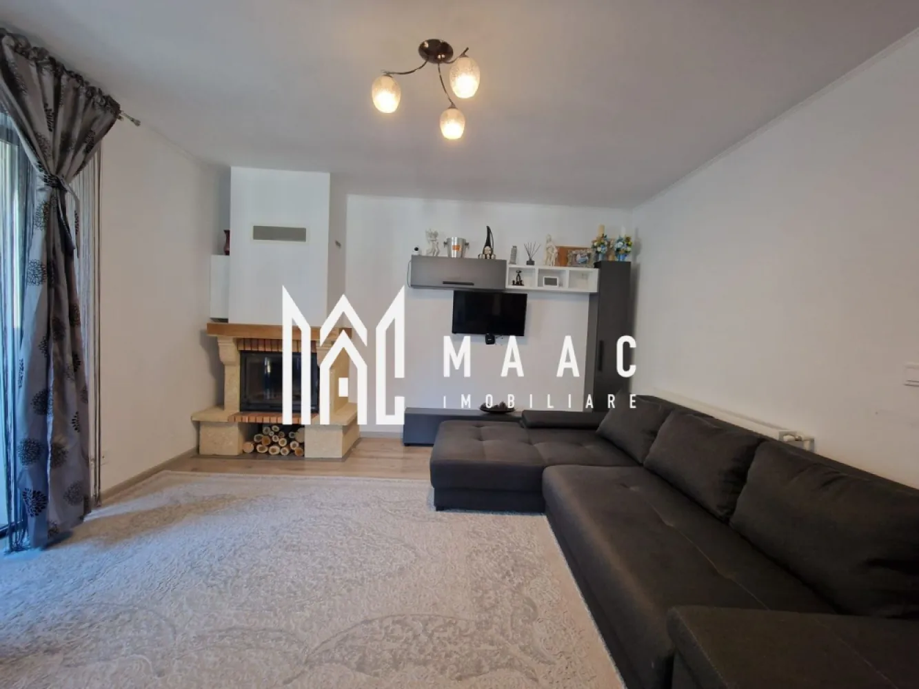 Apartament 3 Camere | 2 Bai | 2 Balcoane | 76 MPU | Etaj 1 - MAAC Imobiliare vă propune spre vânzare un apartament modern cu 3 camere, 2 băi și 2 balcoane, situat în Cartierul Arhitecților, într-un imobil construit în 2018 și finalizat în 2019, ideal pentru locuință proprie într-o zonă rezidențială liniștită.

Apartamentul are o suprafață utilă de 76 mp și beneficiază de compartimentare decomandată, oferind spații bine delimitate și funcționale, completate de două balcoane generoase, perfecte pentru relaxare.

Compartimentare:
-Hol spațios
-Living cu șemineu pe lemne
-Bucătărie complet utilată (aragaz, cuptor electric, cuptor cu microunde, mașină de spălat vase, combină frigorifică)
-Dormitor matrimonial
-Dormitor secundar
-2 băi cu geam (cadă și duș)
-2 balcoane: unul de 15 mp și unul de 5 mp

Dotări și finisaje:
-Se predă complet mobilat și utilat conform fotografiilor
-Pardoseli din parchet și gresie
-Geamuri tripan pentru izolație termică și fonică optimă

Locuința este amplasată într-o zonă liniștită, cu acces facil către magazine și mijloace de transport, oferind confort, funcționalitate și un spațiu exterior generos.

Pentru mai multe detalii și programarea unei vizionări, vă rugăm să menționați la telefon numărul CP2687377.