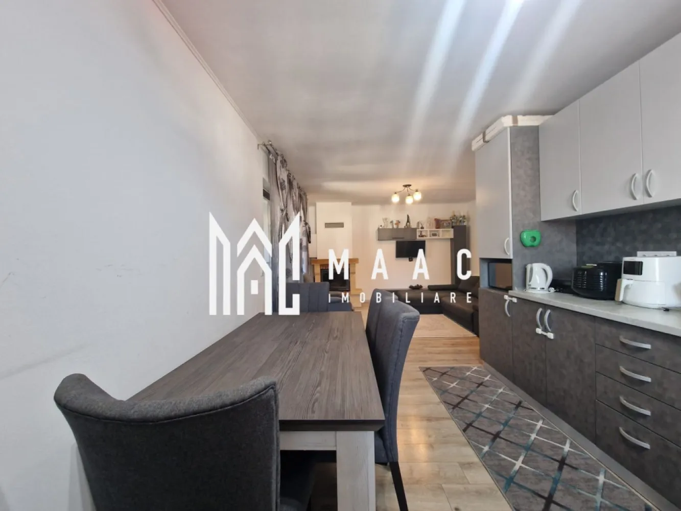 Apartament 3 Camere | 2 Bai | 2 Balcoane | 76 MPU | Etaj 1 - MAAC Imobiliare vă propune spre vânzare un apartament modern cu 3 camere, 2 băi și 2 balcoane, situat în Cartierul Arhitecților, într-un imobil construit în 2018 și finalizat în 2019, ideal pentru locuință proprie într-o zonă rezidențială liniștită.

Apartamentul are o suprafață utilă de 76 mp și beneficiază de compartimentare decomandată, oferind spații bine delimitate și funcționale, completate de două balcoane generoase, perfecte pentru relaxare.

Compartimentare:
-Hol spațios
-Living cu șemineu pe lemne
-Bucătărie complet utilată (aragaz, cuptor electric, cuptor cu microunde, mașină de spălat vase, combină frigorifică)
-Dormitor matrimonial
-Dormitor secundar
-2 băi cu geam (cadă și duș)
-2 balcoane: unul de 15 mp și unul de 5 mp

Dotări și finisaje:
-Se predă complet mobilat și utilat conform fotografiilor
-Pardoseli din parchet și gresie
-Geamuri tripan pentru izolație termică și fonică optimă

Locuința este amplasată într-o zonă liniștită, cu acces facil către magazine și mijloace de transport, oferind confort, funcționalitate și un spațiu exterior generos.

Pentru mai multe detalii și programarea unei vizionări, vă rugăm să menționați la telefon numărul CP2687377.