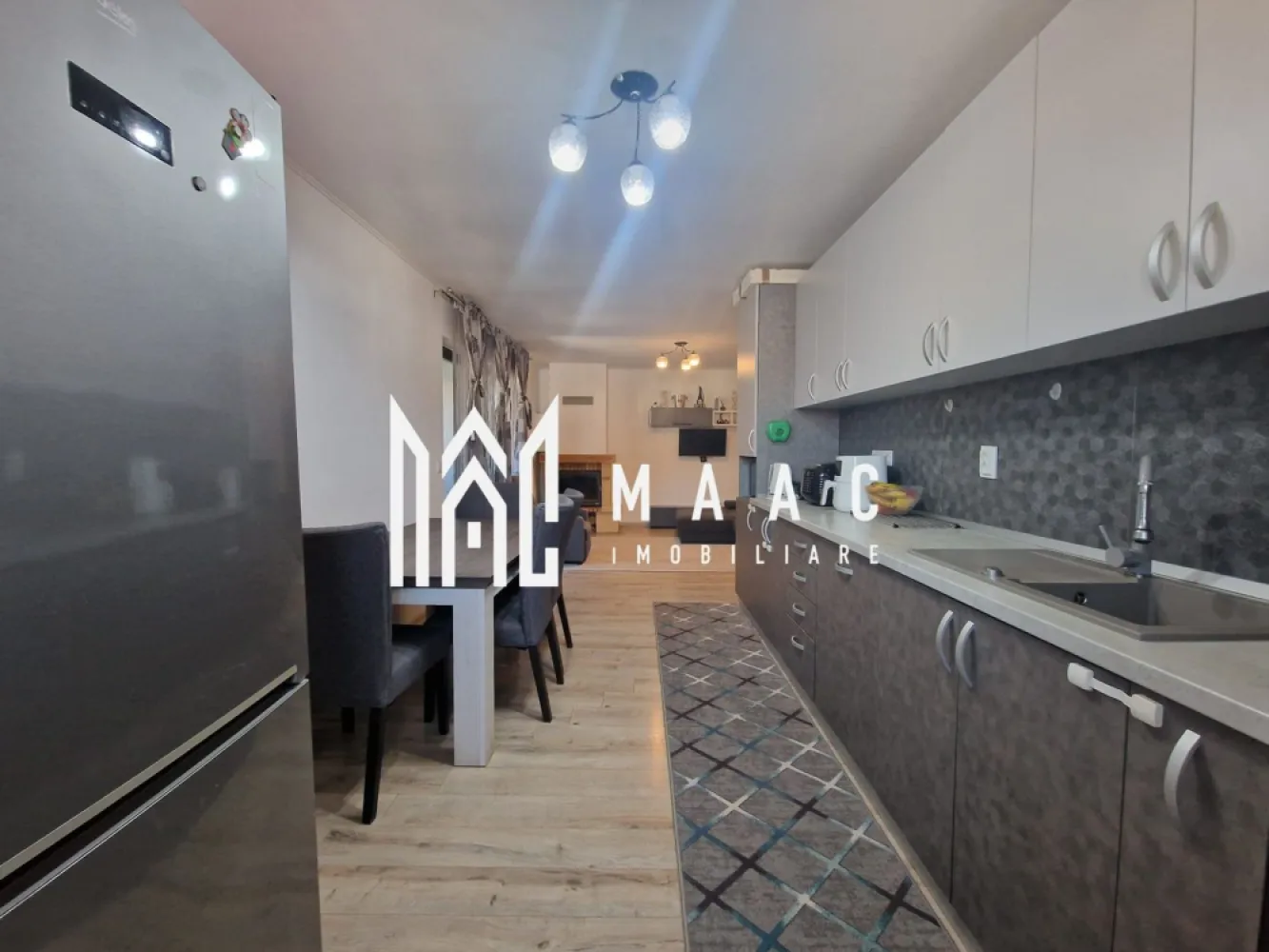 Apartament 3 Camere | 2 Bai | 2 Balcoane | 76 MPU | Etaj 1 - MAAC Imobiliare vă propune spre vânzare un apartament modern cu 3 camere, 2 băi și 2 balcoane, situat în Cartierul Arhitecților, într-un imobil construit în 2018 și finalizat în 2019, ideal pentru locuință proprie într-o zonă rezidențială liniștită.

Apartamentul are o suprafață utilă de 76 mp și beneficiază de compartimentare decomandată, oferind spații bine delimitate și funcționale, completate de două balcoane generoase, perfecte pentru relaxare.

Compartimentare:
-Hol spațios
-Living cu șemineu pe lemne
-Bucătărie complet utilată (aragaz, cuptor electric, cuptor cu microunde, mașină de spălat vase, combină frigorifică)
-Dormitor matrimonial
-Dormitor secundar
-2 băi cu geam (cadă și duș)
-2 balcoane: unul de 15 mp și unul de 5 mp

Dotări și finisaje:
-Se predă complet mobilat și utilat conform fotografiilor
-Pardoseli din parchet și gresie
-Geamuri tripan pentru izolație termică și fonică optimă

Locuința este amplasată într-o zonă liniștită, cu acces facil către magazine și mijloace de transport, oferind confort, funcționalitate și un spațiu exterior generos.

Pentru mai multe detalii și programarea unei vizionări, vă rugăm să menționați la telefon numărul CP2687377.