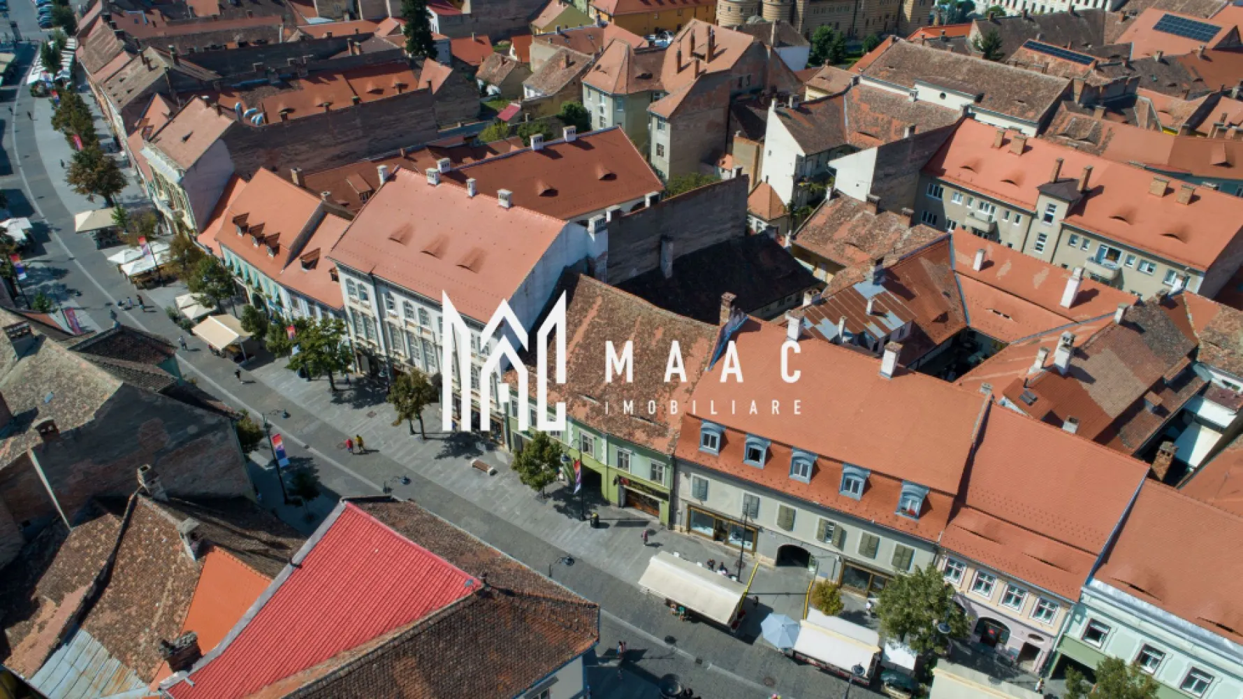 Imobil Nicolae Balcescu Sibiu I 787 mp I Curte Interioară I Zonă Premium - MAAC Imobiliare vă propune spre vânzare un imobil cu amplasare excepțională în centrul istoric al orașului Sibiu, pe principala arteră pietonală – strada Nicolae Bălcescu, nr. 14, la doar câțiva pași de Piața Mare, proprietate rară prin suprafață, poziționare și potențial investițional.

Imobilul are un unic proprietar și o suprafață totală construită de aproximativ 787 mp, fiind amplasat pe un teren cu curte interioară de aproximativ 628 mp, în formă de „U”. Clădirea datează de la sfârșitul secolului al XVIII-lea și păstrează elemente arhitecturale autentice, oferind oportunități multiple de reconfigurare pentru funcțiuni comerciale, hoteliere sau rezidențiale. Proprietatea cuprinde 8 unități locative individualizate în cartea funciară.

Date principale:
-Adresă: Str. Nicolae Bălcescu nr. 14, Sibiu – zona 0
-Regim de înălțime: Demisol + Parter + Etaj + Pod
-Suprafață desfășurată: aproximativ 787 mp construiți
-Pivniță boltită: aproximativ 350 mp, pe toată amprenta clădirii
-Curte interioară: aproximativ 628 mp
-33 încăperi, 14 băi, holuri, spații de depozitare
-2 case ale scării
-Balcon din lemn în formă de „L” la etaj
-Acces direct din strada Nicolae Bălcescu și din curte

Caracteristici constructive:
-Structură din zidărie portantă din cărămidă, fundație din beton
-Planșee din cărămidă
-Acoperiș din lemn cu țiglă
-Tâmplărie originală din lemn, parțial păstrată
-Pardoseli din lemn și parchet
-Încălzire prin sobe de teracotă și centrală termică pe gaz
-Stare generală cu finisaje interioare medii; necesită renovări la fațadă și elemente interioare

Statut juridic și tehnic:
-Monument istoric, cod SB-II-m-B-12053
-Situat în zonă protejată – centrul istoric Sibiu
-Imobilul nu este încadrat în nicio clasă de risc seismic
-Racordat la toate utilitățile publice: apă, canalizare, gaz, electricitate
-Documentație completă disponibilă la cerere: CF-uri, acte de proprietate, schițe

Posibilități de dezvoltare:
-Pod cu înălțime generoasă, ce poate fi amenajat fără mansardare
-Pivniță boltită ideală pentru cramă, wine bar, galerie sau spațiu comercial
-Curte interioară potrivită pentru grădină urbană, terase sau zonă de relaxare

Utilizări recomandate:
-Hotel boutique, aparthotel sau pensiune
-Spații comerciale sau retail cu deschidere pietonală
-Clinici medicale, birouri, sedii de firmă, centre educaționale
-Ateliere creative, galerii de artă, cafenele sau concept store
-Locuințe individuale sau în regim short-term / medium-term rental

Avantaje investiționale:
-Poziție premium în centrul vechi, cu trafic pietonal ridicat
-Imobil cu valoare arhitecturală și turistică
-Posibilitate de accesare fonduri europene pentru restaurare
-Suprafețe mari, compartimentare flexibilă și curte interioară privată
-Potențial ridicat de regenerare și capitalizare pe termen mediu și lung

Pentru detalii suplimentare și programarea unei vizionări, vă rugăm să menționați la telefon numărul CP2686826.