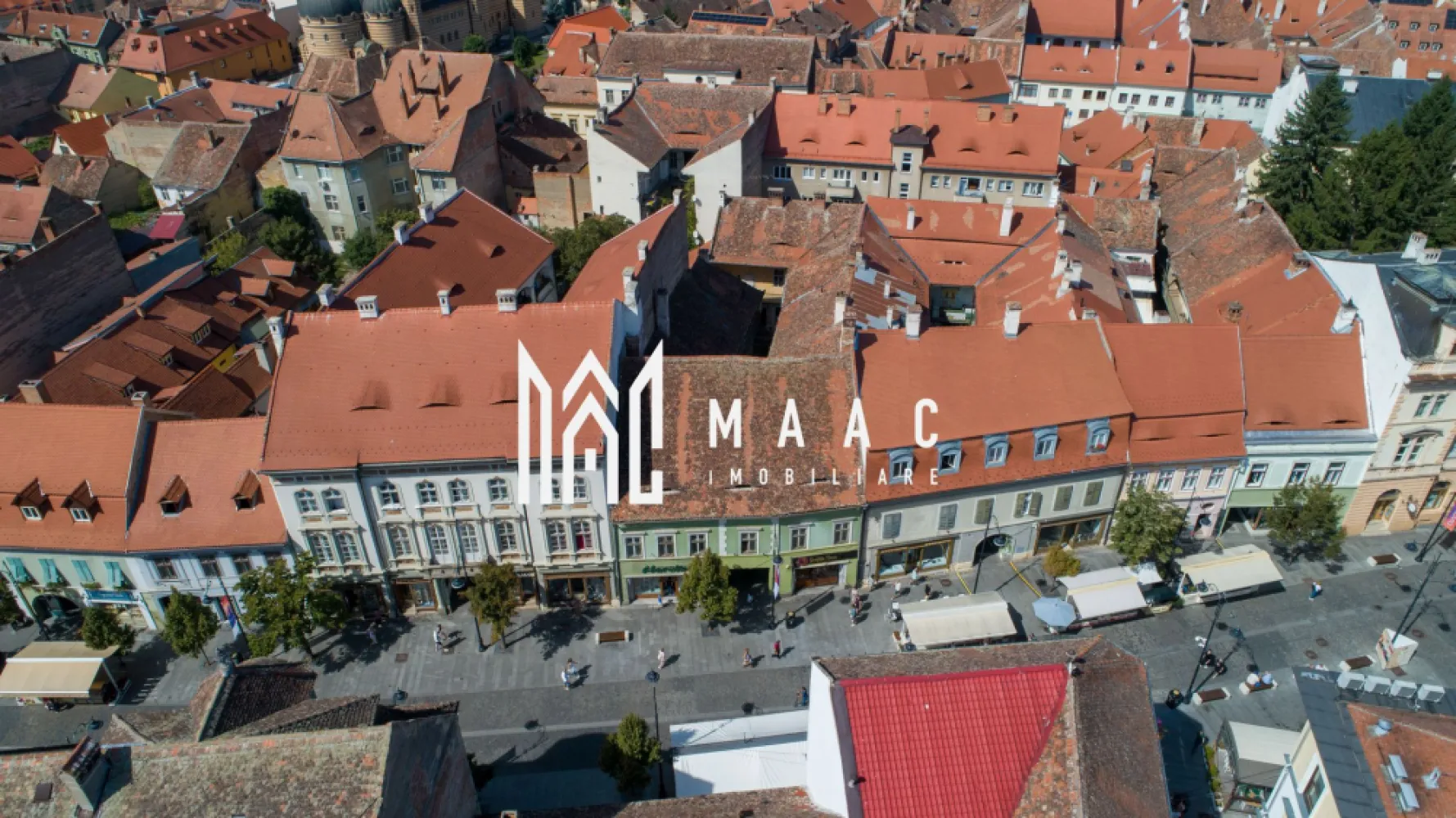 Imobil Nicolae Balcescu Sibiu I 787 mp I Curte Interioară I Zonă Premium - MAAC Imobiliare vă propune spre vânzare un imobil cu amplasare excepțională în centrul istoric al orașului Sibiu, pe principala arteră pietonală – strada Nicolae Bălcescu, nr. 14, la doar câțiva pași de Piața Mare, proprietate rară prin suprafață, poziționare și potențial investițional.

Imobilul are un unic proprietar și o suprafață totală construită de aproximativ 787 mp, fiind amplasat pe un teren cu curte interioară de aproximativ 628 mp, în formă de „U”. Clădirea datează de la sfârșitul secolului al XVIII-lea și păstrează elemente arhitecturale autentice, oferind oportunități multiple de reconfigurare pentru funcțiuni comerciale, hoteliere sau rezidențiale. Proprietatea cuprinde 8 unități locative individualizate în cartea funciară.

Date principale:
-Adresă: Str. Nicolae Bălcescu nr. 14, Sibiu – zona 0
-Regim de înălțime: Demisol + Parter + Etaj + Pod
-Suprafață desfășurată: aproximativ 787 mp construiți
-Pivniță boltită: aproximativ 350 mp, pe toată amprenta clădirii
-Curte interioară: aproximativ 628 mp
-33 încăperi, 14 băi, holuri, spații de depozitare
-2 case ale scării
-Balcon din lemn în formă de „L” la etaj
-Acces direct din strada Nicolae Bălcescu și din curte

Caracteristici constructive:
-Structură din zidărie portantă din cărămidă, fundație din beton
-Planșee din cărămidă
-Acoperiș din lemn cu țiglă
-Tâmplărie originală din lemn, parțial păstrată
-Pardoseli din lemn și parchet
-Încălzire prin sobe de teracotă și centrală termică pe gaz
-Stare generală cu finisaje interioare medii; necesită renovări la fațadă și elemente interioare

Statut juridic și tehnic:
-Monument istoric, cod SB-II-m-B-12053
-Situat în zonă protejată – centrul istoric Sibiu
-Imobilul nu este încadrat în nicio clasă de risc seismic
-Racordat la toate utilitățile publice: apă, canalizare, gaz, electricitate
-Documentație completă disponibilă la cerere: CF-uri, acte de proprietate, schițe

Posibilități de dezvoltare:
-Pod cu înălțime generoasă, ce poate fi amenajat fără mansardare
-Pivniță boltită ideală pentru cramă, wine bar, galerie sau spațiu comercial
-Curte interioară potrivită pentru grădină urbană, terase sau zonă de relaxare

Utilizări recomandate:
-Hotel boutique, aparthotel sau pensiune
-Spații comerciale sau retail cu deschidere pietonală
-Clinici medicale, birouri, sedii de firmă, centre educaționale
-Ateliere creative, galerii de artă, cafenele sau concept store
-Locuințe individuale sau în regim short-term / medium-term rental

Avantaje investiționale:
-Poziție premium în centrul vechi, cu trafic pietonal ridicat
-Imobil cu valoare arhitecturală și turistică
-Posibilitate de accesare fonduri europene pentru restaurare
-Suprafețe mari, compartimentare flexibilă și curte interioară privată
-Potențial ridicat de regenerare și capitalizare pe termen mediu și lung

Pentru detalii suplimentare și programarea unei vizionări, vă rugăm să menționați la telefon numărul CP2686826.