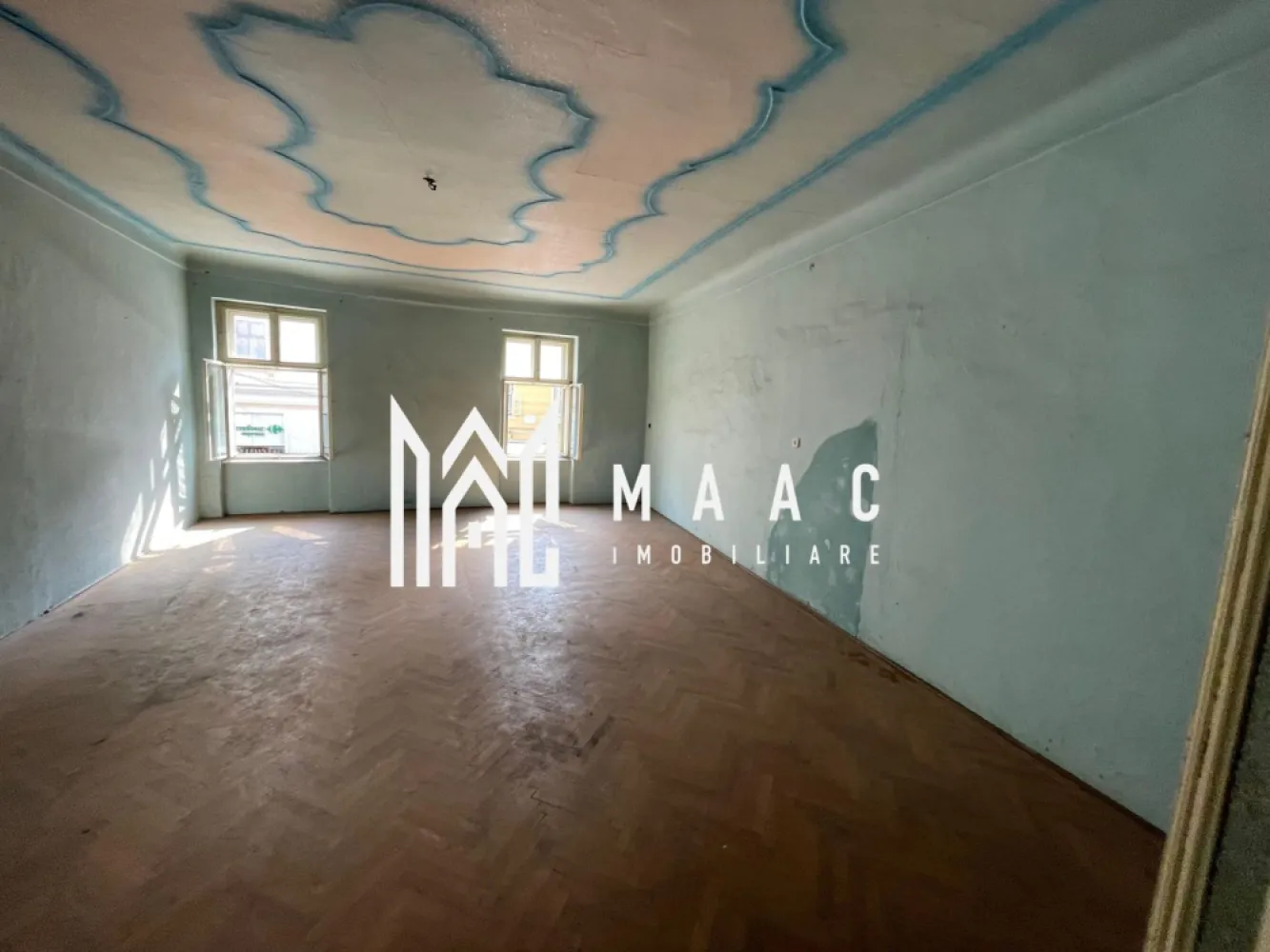 Imobil Nicolae Balcescu Sibiu I 787 mp I Curte Interioară I Zonă Premium - MAAC Imobiliare vă propune spre vânzare un imobil cu amplasare excepțională în centrul istoric al orașului Sibiu, pe principala arteră pietonală – strada Nicolae Bălcescu, nr. 14, la doar câțiva pași de Piața Mare, proprietate rară prin suprafață, poziționare și potențial investițional.

Imobilul are un unic proprietar și o suprafață totală construită de aproximativ 787 mp, fiind amplasat pe un teren cu curte interioară de aproximativ 628 mp, în formă de „U”. Clădirea datează de la sfârșitul secolului al XVIII-lea și păstrează elemente arhitecturale autentice, oferind oportunități multiple de reconfigurare pentru funcțiuni comerciale, hoteliere sau rezidențiale. Proprietatea cuprinde 8 unități locative individualizate în cartea funciară.

Date principale:
-Adresă: Str. Nicolae Bălcescu nr. 14, Sibiu – zona 0
-Regim de înălțime: Demisol + Parter + Etaj + Pod
-Suprafață desfășurată: aproximativ 787 mp construiți
-Pivniță boltită: aproximativ 350 mp, pe toată amprenta clădirii
-Curte interioară: aproximativ 628 mp
-33 încăperi, 14 băi, holuri, spații de depozitare
-2 case ale scării
-Balcon din lemn în formă de „L” la etaj
-Acces direct din strada Nicolae Bălcescu și din curte

Caracteristici constructive:
-Structură din zidărie portantă din cărămidă, fundație din beton
-Planșee din cărămidă
-Acoperiș din lemn cu țiglă
-Tâmplărie originală din lemn, parțial păstrată
-Pardoseli din lemn și parchet
-Încălzire prin sobe de teracotă și centrală termică pe gaz
-Stare generală cu finisaje interioare medii; necesită renovări la fațadă și elemente interioare

Statut juridic și tehnic:
-Monument istoric, cod SB-II-m-B-12053
-Situat în zonă protejată – centrul istoric Sibiu
-Imobilul nu este încadrat în nicio clasă de risc seismic
-Racordat la toate utilitățile publice: apă, canalizare, gaz, electricitate
-Documentație completă disponibilă la cerere: CF-uri, acte de proprietate, schițe

Posibilități de dezvoltare:
-Pod cu înălțime generoasă, ce poate fi amenajat fără mansardare
-Pivniță boltită ideală pentru cramă, wine bar, galerie sau spațiu comercial
-Curte interioară potrivită pentru grădină urbană, terase sau zonă de relaxare

Utilizări recomandate:
-Hotel boutique, aparthotel sau pensiune
-Spații comerciale sau retail cu deschidere pietonală
-Clinici medicale, birouri, sedii de firmă, centre educaționale
-Ateliere creative, galerii de artă, cafenele sau concept store
-Locuințe individuale sau în regim short-term / medium-term rental

Avantaje investiționale:
-Poziție premium în centrul vechi, cu trafic pietonal ridicat
-Imobil cu valoare arhitecturală și turistică
-Posibilitate de accesare fonduri europene pentru restaurare
-Suprafețe mari, compartimentare flexibilă și curte interioară privată
-Potențial ridicat de regenerare și capitalizare pe termen mediu și lung

Pentru detalii suplimentare și programarea unei vizionări, vă rugăm să menționați la telefon numărul CP2686826.