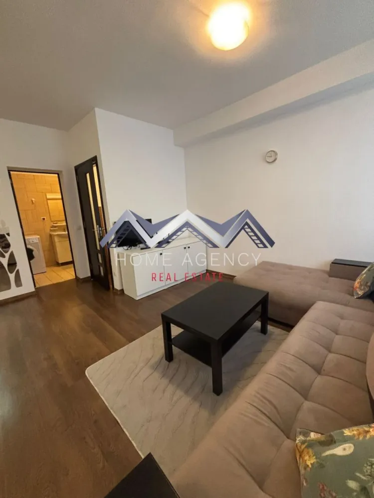 Apartament 2 camere cu grădină proprie 30 mp / Central - Vă propunem, spre închiriere, un apartament cu 2 camere, în suprafață utilă de 70 mp, și cu grădină proprie de 30 mp, situat într-o zonă liniștită a orașului Otopeni/ Primărie, cu acces facil către magazine, restaurante, săli de fitness, cabinete de înfrumusețare, farmacii, grădiniță și afterschool, Aeroport etc. Apartamentul se predă complet mobilat și utilat, este foarte luminos și foarte bine compartimentat, astfel: un living spațios, o bucătărie deschisă, complet mobilată si utilată, un dormitor, o baie, precum și o grădină proprie de 30 mp. Programează-te acum pentru o vizionare! Dacă aveți o proprietate de vânzare/închiriere sau sunteți interesați de o proprietate aflată în portofoliul agenției noastre, vă rugăm să ne contactați la numărul de telefon din anunț sau pe adresa de email contact@homeagency.ro