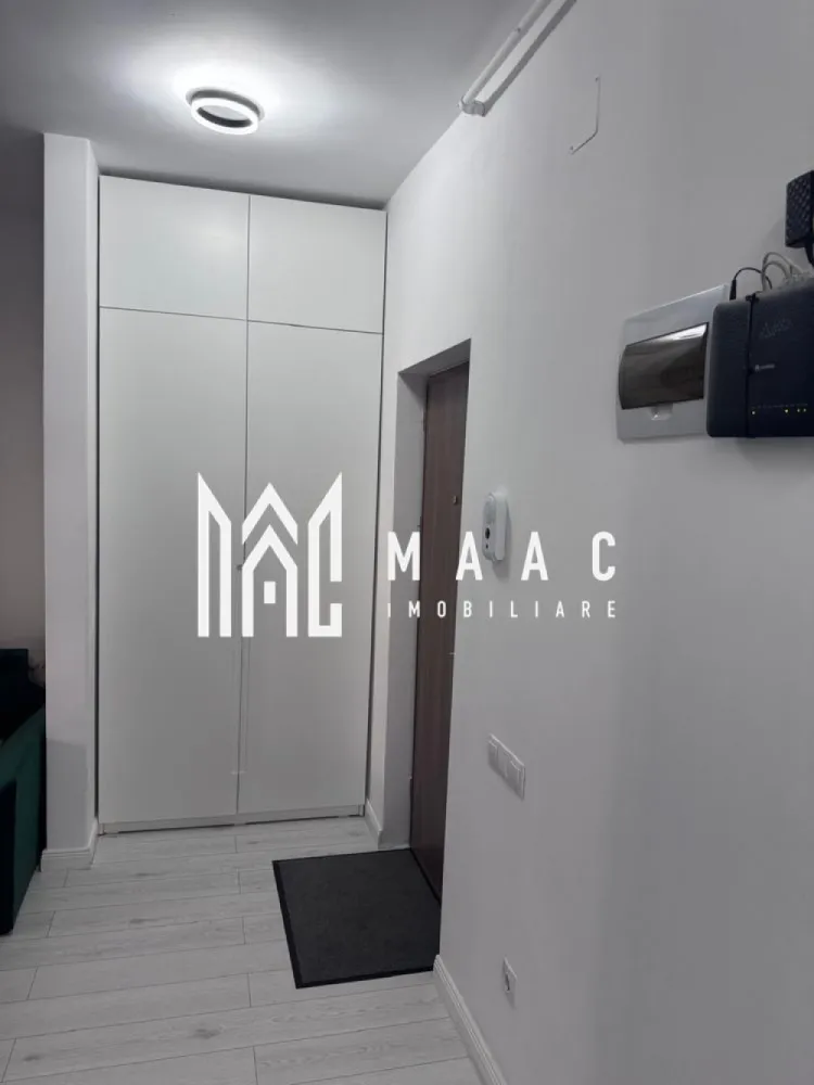 Apartament 3 camere | 2 Locuri de Parcare | Complet Mobilat | Arhitectilor - MAAC Imobiliare vă propune spre vânzare un apartament de lux cu 3 camere, situat la parterul unui imobil cochet cu doar 3 etaje, într-o zonă liniștită în cartierul arhitecților.

Detalii apartament:
Suprafață utilă: 64 mp + balcon de 5 mp
Compartimentare: living spațios, bucătărie separată cu ușă de sticlă, 2 dormitoare elegante, baie modernă
Finisaje si dotări premium: încălzire în pardoseală, centrală termică Bosch, mobilier MDF vopsit la comandă, șemineu electric funcțional, obloane la toate geamurile
Electrocasnice: TV QLED 165 cm, televizoare UHD suplimentare, mașină de spălat si uscător, mașină de spălat vase, plită, hotă, frigider și cuptor încorporate

Avantaje:
Apartament complet mobilat si utilat complet
Două locuri de parcare incluse (cu blocatoare montate)
Zonă aerisită cu multă verdeață
Ideal pentru cei care își doresc un stil de viață exclusivist

Pentru mai multe detalii sau pentru a programa o vizionare, vă rugăm să ne contactați.
Specificați ID-ul CP2684245.