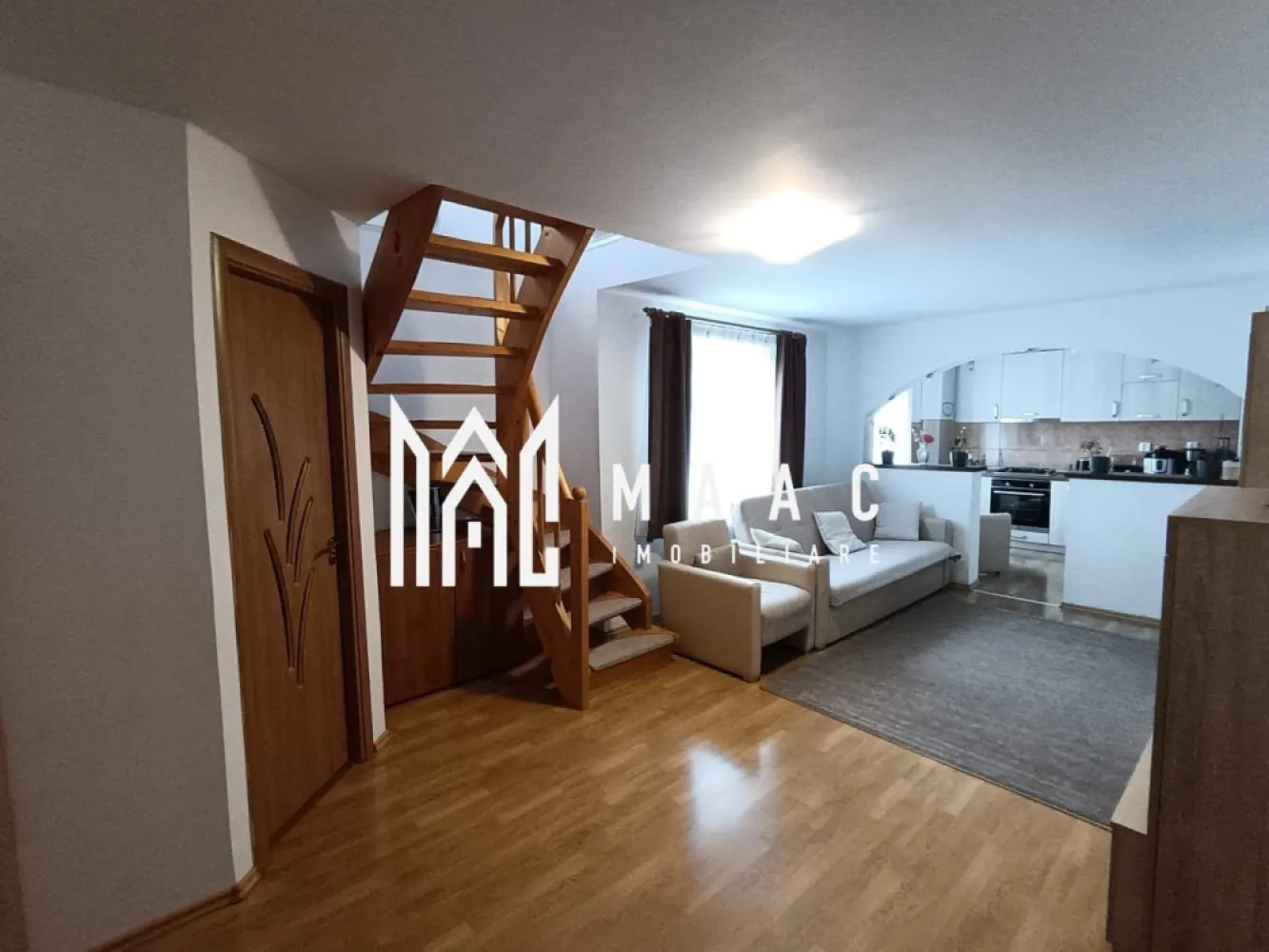 Apartament 2 camere | 66 MPU | Boxa | Valea Aurie - MAAC Imobiliare vă propune spre vânzare un apartament spațios și luminos, situat în cartierul Valea Aurie, una dintre cele mai apreciate zone rezidențiale din Sibiu, la etajul 4 + mansardă, într-un imobil amplasat într-o zonă liniștită, cu priveliște spectaculoasă către munți.

Apartamentul are o suprafață utilă de 66 mp și beneficiază de o compartimentare practică și funcțională. La etajul 4 se regăsesc bucătăria open space cu living, ideală pentru relaxare și socializare, precum și o baie. Mansarda este amenajată cu un dormitor spațios, un hol și o a doua baie, oferind intimitate și confort.

Locuința se vinde complet mobilată și utilată, fiind dotată cu aer condiționat, iar imobilul dispune de sistem de supraveghere video, un plus important pentru siguranță. De asemenea, apartamentul beneficiază de boxă la subsol, ideală pentru depozitare.

Zona Valea Aurie reprezintă un real punct forte, fiind cunoscută pentru liniște, spații verzi generoase și acces rapid către Parcul Sub Arini, școli, grădinițe, magazine, mijloace de transport în comun și alte puncte de interes ale orașului.

Această proprietate este ideală atât pentru locuire, cât și pentru investiție, datorită amplasării excelente și compartimentării eficiente.

Pentru mai multe detalii sau pentru a programa o vizionare, vă rugăm să ne contactați.
Specificați ID-ul CP2682415.