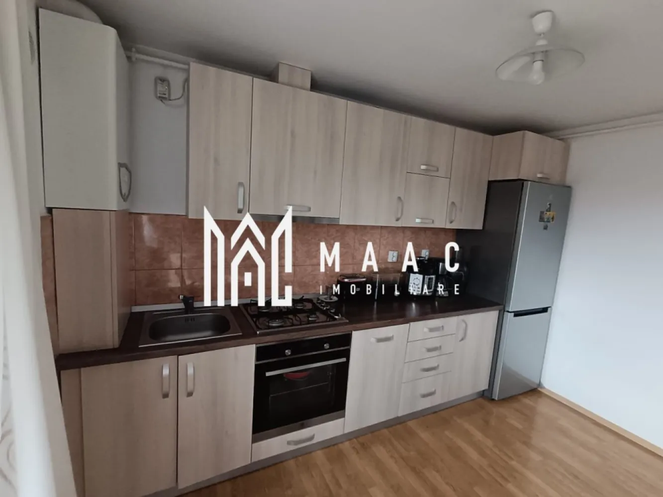 Apartament 2 camere | 66 MPU | Boxa | Valea Aurie - MAAC Imobiliare vă propune spre vânzare un apartament spațios și luminos, situat în cartierul Valea Aurie, una dintre cele mai apreciate zone rezidențiale din Sibiu, la etajul 4 + mansardă, într-un imobil amplasat într-o zonă liniștită, cu priveliște spectaculoasă către munți.

Apartamentul are o suprafață utilă de 66 mp și beneficiază de o compartimentare practică și funcțională. La etajul 4 se regăsesc bucătăria open space cu living, ideală pentru relaxare și socializare, precum și o baie. Mansarda este amenajată cu un dormitor spațios, un hol și o a doua baie, oferind intimitate și confort.

Locuința se vinde complet mobilată și utilată, fiind dotată cu aer condiționat, iar imobilul dispune de sistem de supraveghere video, un plus important pentru siguranță. De asemenea, apartamentul beneficiază de boxă la subsol, ideală pentru depozitare.

Zona Valea Aurie reprezintă un real punct forte, fiind cunoscută pentru liniște, spații verzi generoase și acces rapid către Parcul Sub Arini, școli, grădinițe, magazine, mijloace de transport în comun și alte puncte de interes ale orașului.

Această proprietate este ideală atât pentru locuire, cât și pentru investiție, datorită amplasării excelente și compartimentării eficiente.

Pentru mai multe detalii sau pentru a programa o vizionare, vă rugăm să ne contactați.
Specificați ID-ul CP2682415.