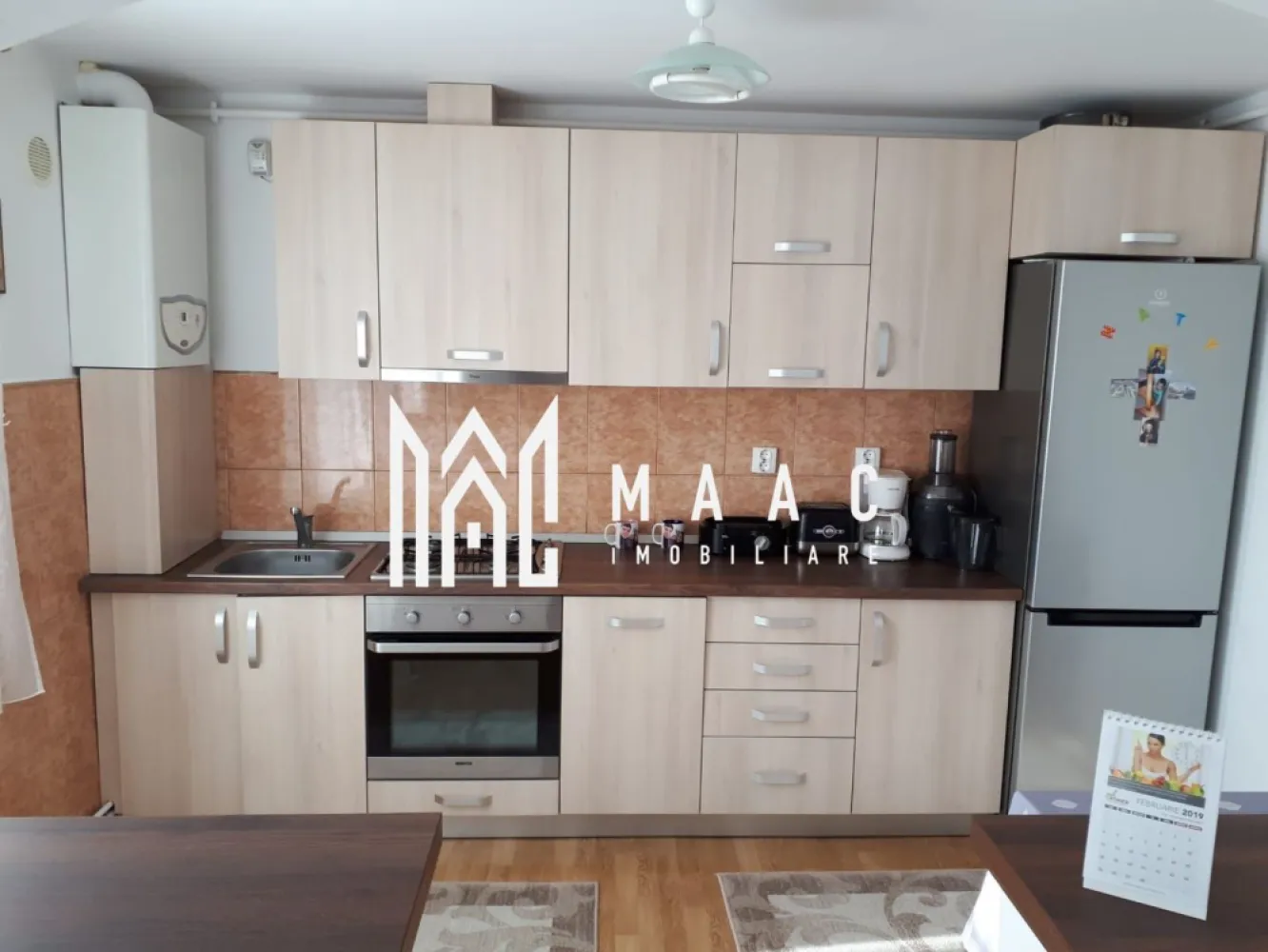 Apartament 2 camere | 66 MPU | Boxa | Valea Aurie - MAAC Imobiliare vă propune spre vânzare un apartament spațios și luminos, situat în cartierul Valea Aurie, una dintre cele mai apreciate zone rezidențiale din Sibiu, la etajul 4 + mansardă, într-un imobil amplasat într-o zonă liniștită, cu priveliște spectaculoasă către munți.

Apartamentul are o suprafață utilă de 66 mp și beneficiază de o compartimentare practică și funcțională. La etajul 4 se regăsesc bucătăria open space cu living, ideală pentru relaxare și socializare, precum și o baie. Mansarda este amenajată cu un dormitor spațios, un hol și o a doua baie, oferind intimitate și confort.

Locuința se vinde complet mobilată și utilată, fiind dotată cu aer condiționat, iar imobilul dispune de sistem de supraveghere video, un plus important pentru siguranță. De asemenea, apartamentul beneficiază de boxă la subsol, ideală pentru depozitare.

Zona Valea Aurie reprezintă un real punct forte, fiind cunoscută pentru liniște, spații verzi generoase și acces rapid către Parcul Sub Arini, școli, grădinițe, magazine, mijloace de transport în comun și alte puncte de interes ale orașului.

Această proprietate este ideală atât pentru locuire, cât și pentru investiție, datorită amplasării excelente și compartimentării eficiente.

Pentru mai multe detalii sau pentru a programa o vizionare, vă rugăm să ne contactați.
Specificați ID-ul CP2682415.