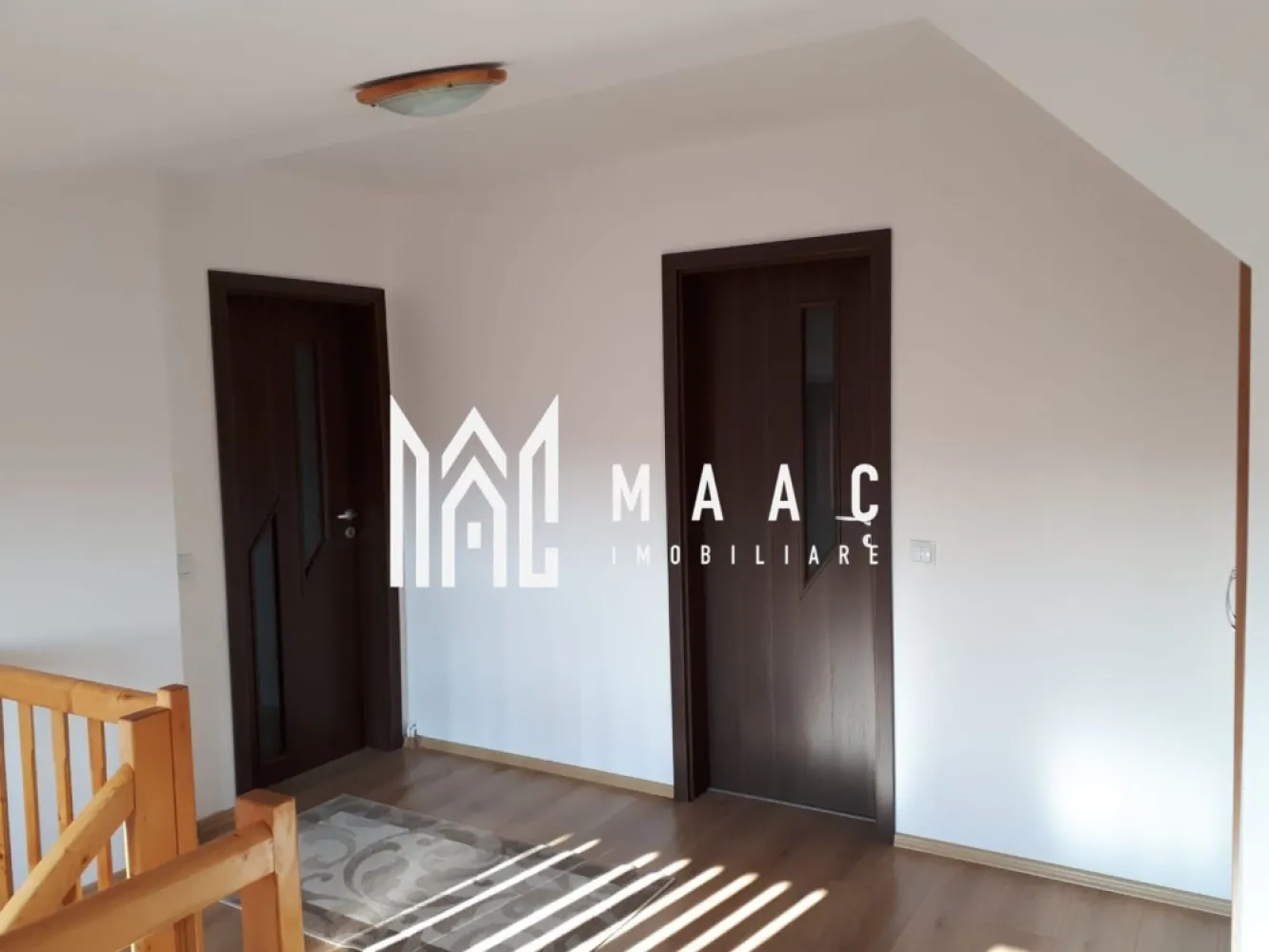 Apartament 2 camere | 66 MPU | Boxa | Valea Aurie - MAAC Imobiliare vă propune spre vânzare un apartament spațios și luminos, situat în cartierul Valea Aurie, una dintre cele mai apreciate zone rezidențiale din Sibiu, la etajul 4 + mansardă, într-un imobil amplasat într-o zonă liniștită, cu priveliște spectaculoasă către munți.

Apartamentul are o suprafață utilă de 66 mp și beneficiază de o compartimentare practică și funcțională. La etajul 4 se regăsesc bucătăria open space cu living, ideală pentru relaxare și socializare, precum și o baie. Mansarda este amenajată cu un dormitor spațios, un hol și o a doua baie, oferind intimitate și confort.

Locuința se vinde complet mobilată și utilată, fiind dotată cu aer condiționat, iar imobilul dispune de sistem de supraveghere video, un plus important pentru siguranță. De asemenea, apartamentul beneficiază de boxă la subsol, ideală pentru depozitare.

Zona Valea Aurie reprezintă un real punct forte, fiind cunoscută pentru liniște, spații verzi generoase și acces rapid către Parcul Sub Arini, școli, grădinițe, magazine, mijloace de transport în comun și alte puncte de interes ale orașului.

Această proprietate este ideală atât pentru locuire, cât și pentru investiție, datorită amplasării excelente și compartimentării eficiente.

Pentru mai multe detalii sau pentru a programa o vizionare, vă rugăm să ne contactați.
Specificați ID-ul CP2682415.