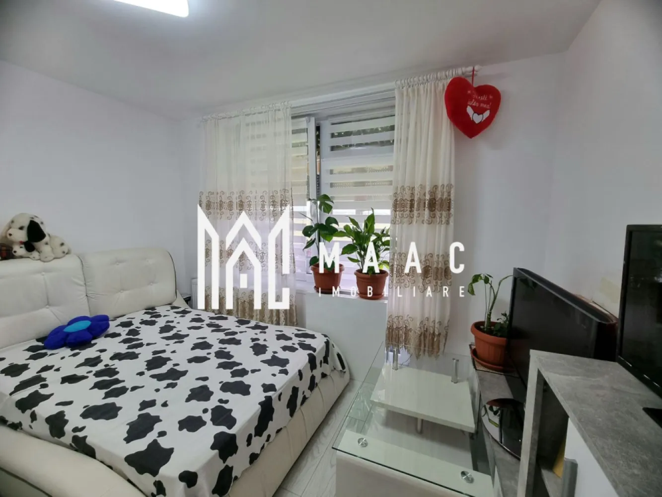 Apartament 3 Camere | Etaj 3 | Doamna Stanca - MAAC Imobiliare vă propune spre vânzare un apartament deosebit, modern și decomandat, situat într-un imobil nou, finalizat în 2018. Acest apartament este ideal pentru o familie care își dorește confort și eleganță, fiind gata de mutat imediat!

 Suprafețe:
Suprafață utilă: 55.75 mp
Suprafață construită: 66.9 mp

 Compartimentare:
Număr camere: 3
Dormitoare: 2
Bucătărie: 1 (deschisă și mobilată)
Băi: 1 (cu cabina de duș)
Balcoane: 1
Locuri de parcare: 1 (parcare deschisă)

 Avantaje:
Construcție nouă, finalizată, cu finisaje moderne
Orientare sudică, oferind lumină naturală pe tot parcursul zilei
Acces rapid la facilități și mijloace de transport

 Locație Ideală:
În apropiere de mall, magazine și piață, oferind acces rapid la shopping, divertisment și aprovizionare.

Pentru mai multe informații și pentru a programa o vizionare, nu ezitați să contactați specificand ID: CP2049027
