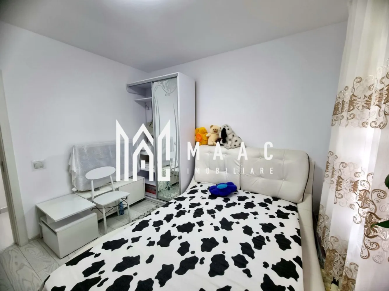 Apartament 3 Camere | Etaj 3 | Doamna Stanca - MAAC Imobiliare vă propune spre vânzare un apartament deosebit, modern și decomandat, situat într-un imobil nou, finalizat în 2018. Acest apartament este ideal pentru o familie care își dorește confort și eleganță, fiind gata de mutat imediat!

 Suprafețe:
Suprafață utilă: 55.75 mp
Suprafață construită: 66.9 mp

 Compartimentare:
Număr camere: 3
Dormitoare: 2
Bucătărie: 1 (deschisă și mobilată)
Băi: 1 (cu cabina de duș)
Balcoane: 1
Locuri de parcare: 1 (parcare deschisă)

 Avantaje:
Construcție nouă, finalizată, cu finisaje moderne
Orientare sudică, oferind lumină naturală pe tot parcursul zilei
Acces rapid la facilități și mijloace de transport

 Locație Ideală:
În apropiere de mall, magazine și piață, oferind acces rapid la shopping, divertisment și aprovizionare.

Pentru mai multe informații și pentru a programa o vizionare, nu ezitați să contactați specificand ID: CP2049027