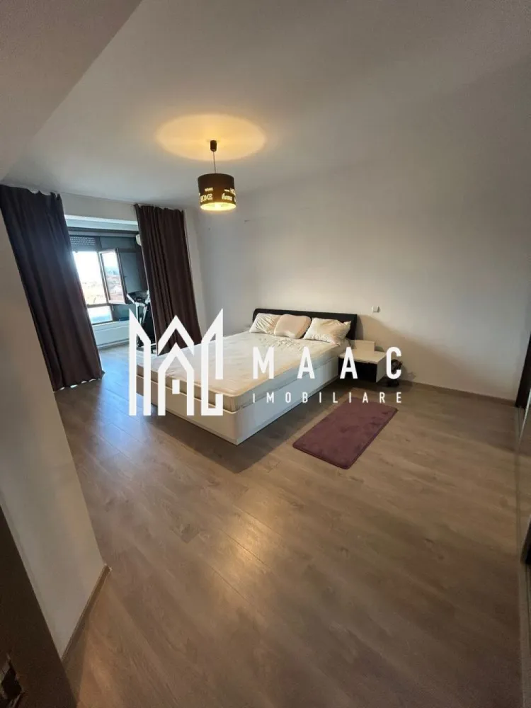 Apartament Ultracentral | 2 camere | 95 mp utili - MAAC Imobiliare vă propune spre inchiriere un apartament modern cu o locație excelentă, situat la doar câteva minute de Centrul orașului Sibiu și de noul Mall, în apropiere de Autogară și Gară.

 Detalii apartament:
Suprafață utilă: 95 mp
Compartimentare: Living generos + Dormitor spațios
2 băi moderne
Mobilat și utilat complet
2 unități aer condiționat
Electrocasnice premium: mașină de spălat AEG, uscător de rufe, mașină de spălat vase
Clădire dotată cu lift modern

 Avantaje și facilități:
Living amplu, perfect pentru relaxare și timp petrecut cu familia
Dormitor luminos, cu suficient spațiu pentru un pat matrimonial și mobilier
Priveliște spectaculoasă spre Centrul orașului și Dealul Gușteriței
Locație centrală, cu acces rapid la școli, magazine, mijloace de transport și zone de interes
Doar 5 minute de mers pe jos până în Piața Mare

📞Contactează-ne pentru mai multe detalii sau pentru a programa o vizionare, menționați CP2681746!