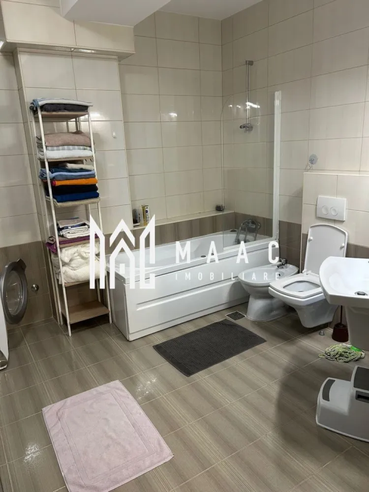 Apartament Ultracentral | 2 camere | 95 mp utili - MAAC Imobiliare vă propune spre inchiriere un apartament modern cu o locație excelentă, situat la doar câteva minute de Centrul orașului Sibiu și de noul Mall, în apropiere de Autogară și Gară.

 Detalii apartament:
Suprafață utilă: 95 mp
Compartimentare: Living generos + Dormitor spațios
2 băi moderne
Mobilat și utilat complet
2 unități aer condiționat
Electrocasnice premium: mașină de spălat AEG, uscător de rufe, mașină de spălat vase
Clădire dotată cu lift modern

 Avantaje și facilități:
Living amplu, perfect pentru relaxare și timp petrecut cu familia
Dormitor luminos, cu suficient spațiu pentru un pat matrimonial și mobilier
Priveliște spectaculoasă spre Centrul orașului și Dealul Gușteriței
Locație centrală, cu acces rapid la școli, magazine, mijloace de transport și zone de interes
Doar 5 minute de mers pe jos până în Piața Mare

📞Contactează-ne pentru mai multe detalii sau pentru a programa o vizionare, menționați CP2681746!