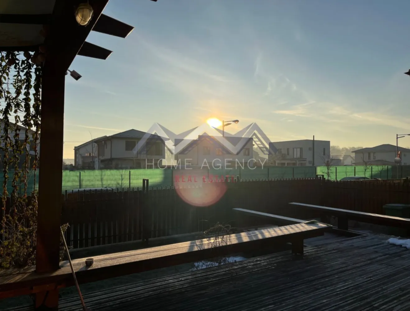 Casă premium pe parter, 3 camere – Otopeni Central - Vă prezentăm, spre vânzare, o locuință premium pe structură de lemn, situată într-un complex rezidențial modern și bine organizat, amplasat într-una dintre cele mai apreciate zone din Otopeni, foarte aproape de toate facilitățile urbane (magazine, transport in comun, școli, grădinițe).

Construită exclusiv pe parter, casa oferă un stil de viață confortabil și rafinat, cu 3 camere atent compartimentate și ferestre mari, panoramice, ce asigură o luminozitate naturală excelentă și o atmosferă caldă, aerisită, pe tot parcursul zilei.

Structura de lemn, alături de materialele de calitate și conceptul arhitectural contemporan, contribuie la eficiență energetică ridicată, confort termic superior și un climat interior sănătos. Compartimentarea este gândită pentru funcționalitate maximă, fiind ideală atât pentru o familie, cât și pentru un cuplu care își dorește liniște și intimitate.

Complexul rezidențial oferă un cadru sigur și plăcut, cu acces controlat, vecinătăți selecte și infrastructură modernă, păstrând în același timp acces rapid către zone comerciale, transport, școli și puncte de interes.

Această proprietate reprezintă alegerea ideală pentru cei care caută o casă luminoasă, eficientă și elegantă, într-un ansamblu rezidențial de calitate, aproape de toate facilitățile urbane.

Programează-te acum pentru o vizionare!

Dacă aveți o proprietate de vânzare/închiriere sau sunteți interesați de o proprietate aflată în portofoliul agenției noastre, vă rugăm să ne contactați la numărul de telefon din anunț sau pe adresa de email contact@homeagency.ro.