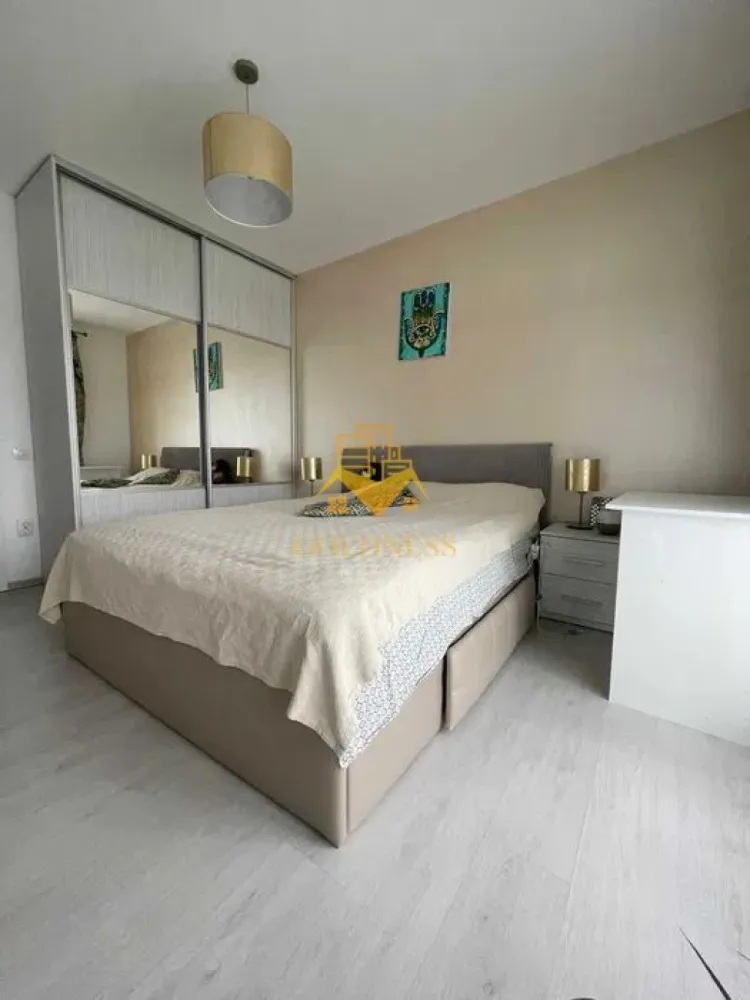 2 Camere decomandate,Parcare,Andrei Muresanu,Calea turzii,Terasa,Lux. - GOLDNESS Imobiliare vă propune spre închiriere un apartament cu 2 camere complet mobilat și utilat, la parterul unui imobil de 8 etaje, în Cartierul Andrei Muresanu!
Parcare subterana inclusa!
Se află în apropierea stațiilor de transport în comun, magazine, restaurante, spații verzi, farmacii, etc. 

Apartamentul este compartimentat astfel:
 - dormitor cu pat matrimonial, dressing, noptiere
 - living cu canapea extensibilă, loc de servit masa 
 - bucatarie complet utilată și mobilată,
 - baie cu dus walk-in calorifer port prosop și dulap pentru depozitare.
 - terasa de 35 mp.

Imobilul este dotat cu toate cele necesare- centrală proprie, frigider, aragaz, hotă, mașină de spălat haine, etc. 

Dacă sunteți interesați de acest apartament și doriți să îl vizionați, dar și pentru alte oferte nu ezitați să ne contactați telefonic sau prin e-mail. Vă stăm la dispoziție!
Pentru intermediere se percepe un comision de 50% din prețul chiriei!