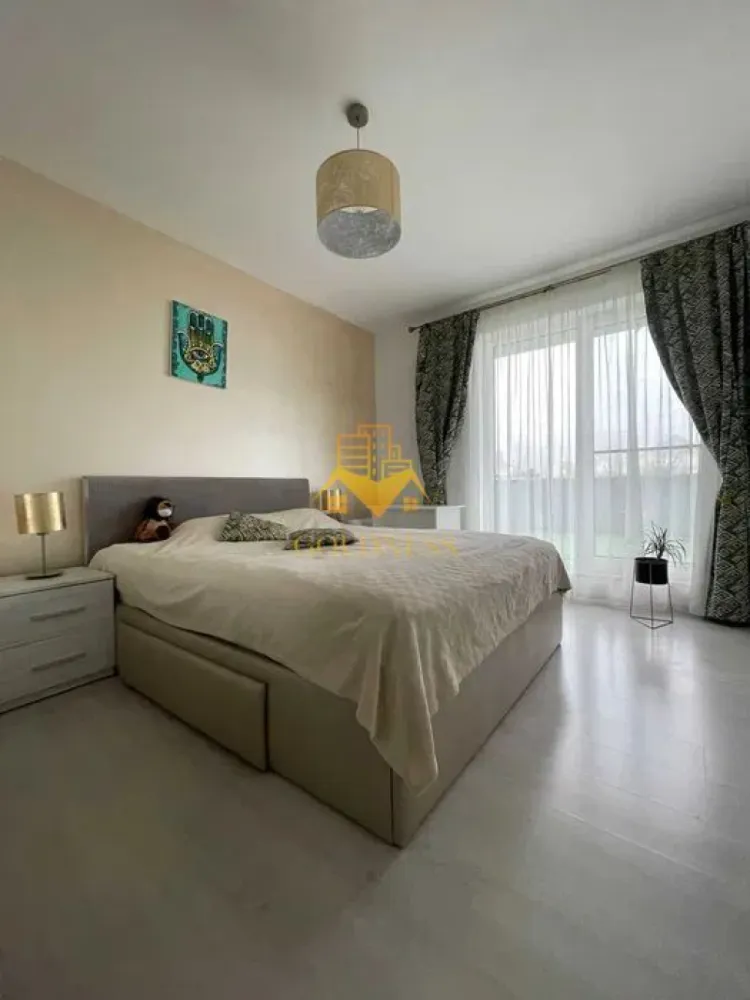 2 Camere decomandate,Parcare,Andrei Muresanu,Calea turzii,Terasa,Lux. - GOLDNESS Imobiliare vă propune spre închiriere un apartament cu 2 camere complet mobilat și utilat, la parterul unui imobil de 8 etaje, în Cartierul Andrei Muresanu!
Parcare subterana inclusa!
Se află în apropierea stațiilor de transport în comun, magazine, restaurante, spații verzi, farmacii, etc. 

Apartamentul este compartimentat astfel:
 - dormitor cu pat matrimonial, dressing, noptiere
 - living cu canapea extensibilă, loc de servit masa 
 - bucatarie complet utilată și mobilată,
 - baie cu dus walk-in calorifer port prosop și dulap pentru depozitare.
 - terasa de 35 mp.

Imobilul este dotat cu toate cele necesare- centrală proprie, frigider, aragaz, hotă, mașină de spălat haine, etc. 

Dacă sunteți interesați de acest apartament și doriți să îl vizionați, dar și pentru alte oferte nu ezitați să ne contactați telefonic sau prin e-mail. Vă stăm la dispoziție!
Pentru intermediere se percepe un comision de 50% din prețul chiriei!