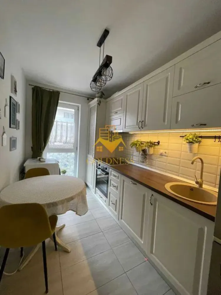 2 Camere decomandate,Parcare,Andrei Muresanu,Calea turzii,Terasa,Lux. - GOLDNESS Imobiliare vă propune spre închiriere un apartament cu 2 camere complet mobilat și utilat, la parterul unui imobil de 8 etaje, în Cartierul Andrei Muresanu!
Parcare subterana inclusa!
Se află în apropierea stațiilor de transport în comun, magazine, restaurante, spații verzi, farmacii, etc. 

Apartamentul este compartimentat astfel:
 - dormitor cu pat matrimonial, dressing, noptiere
 - living cu canapea extensibilă, loc de servit masa 
 - bucatarie complet utilată și mobilată,
 - baie cu dus walk-in calorifer port prosop și dulap pentru depozitare.
 - terasa de 35 mp.

Imobilul este dotat cu toate cele necesare- centrală proprie, frigider, aragaz, hotă, mașină de spălat haine, etc. 

Dacă sunteți interesați de acest apartament și doriți să îl vizionați, dar și pentru alte oferte nu ezitați să ne contactați telefonic sau prin e-mail. Vă stăm la dispoziție!
Pentru intermediere se percepe un comision de 50% din prețul chiriei!