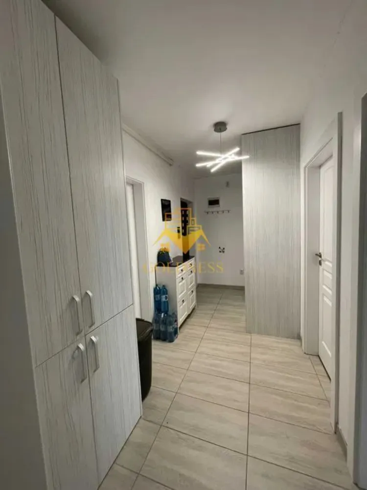 2 Camere decomandate,Parcare,Andrei Muresanu,Calea turzii,Terasa,Lux. - GOLDNESS Imobiliare vă propune spre închiriere un apartament cu 2 camere complet mobilat și utilat, la parterul unui imobil de 8 etaje, în Cartierul Andrei Muresanu!
Parcare subterana inclusa!
Se află în apropierea stațiilor de transport în comun, magazine, restaurante, spații verzi, farmacii, etc. 

Apartamentul este compartimentat astfel:
 - dormitor cu pat matrimonial, dressing, noptiere
 - living cu canapea extensibilă, loc de servit masa 
 - bucatarie complet utilată și mobilată,
 - baie cu dus walk-in calorifer port prosop și dulap pentru depozitare.
 - terasa de 35 mp.

Imobilul este dotat cu toate cele necesare- centrală proprie, frigider, aragaz, hotă, mașină de spălat haine, etc. 

Dacă sunteți interesați de acest apartament și doriți să îl vizionați, dar și pentru alte oferte nu ezitați să ne contactați telefonic sau prin e-mail. Vă stăm la dispoziție!
Pentru intermediere se percepe un comision de 50% din prețul chiriei!