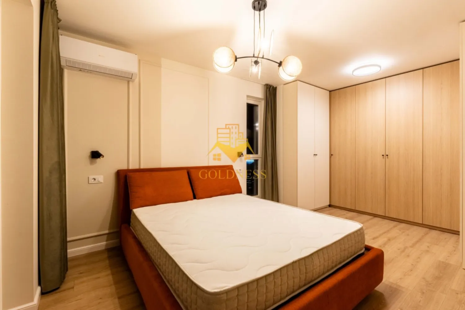 2 camere, modern, bloc nou, Parcare, Vivo, Metro, Columna Residence - GOLDNESS Imobiliare vă propune spre închiriere un apartament cu 2 camere complet mobilat și utilat, la etajul 5 într-un imobil de 7 etaje, în Floresti. Apartamentul este compartimentat astfel:
 - dormitor cu pat matrimonial, dressing, noptiere
 - living cu bucatarie open-space complet utilată, canapea extensibilă, loc de servit masa 
 - baie cu cabina de dus, calorifer port prosop inox și dulap pentru depozitare.
 - balcon de 10 mp.

Imobilul este dotat cu toate cele necesare- centrală proprie, mașină de spălat haine, frigider, plită electrică, hotă, etc. 
Se află în apropierea stațiilor de transport în comun, magazine, restaurante, spații verzi, farmacii, etc. 
Dispune de loc de parcare exterior!
Pentru intermediere se percepe un comision de 50% din prețul chiriei!

Dacă sunteți interesați de acest apartament și doriți să îl vizionați, dar și pentru alte oferte sau detalii nu ezitați să ne contactați telefonic sau prin e-mail - goldnessimobiliare@gmail.com. Vă stăm la dispoziție!