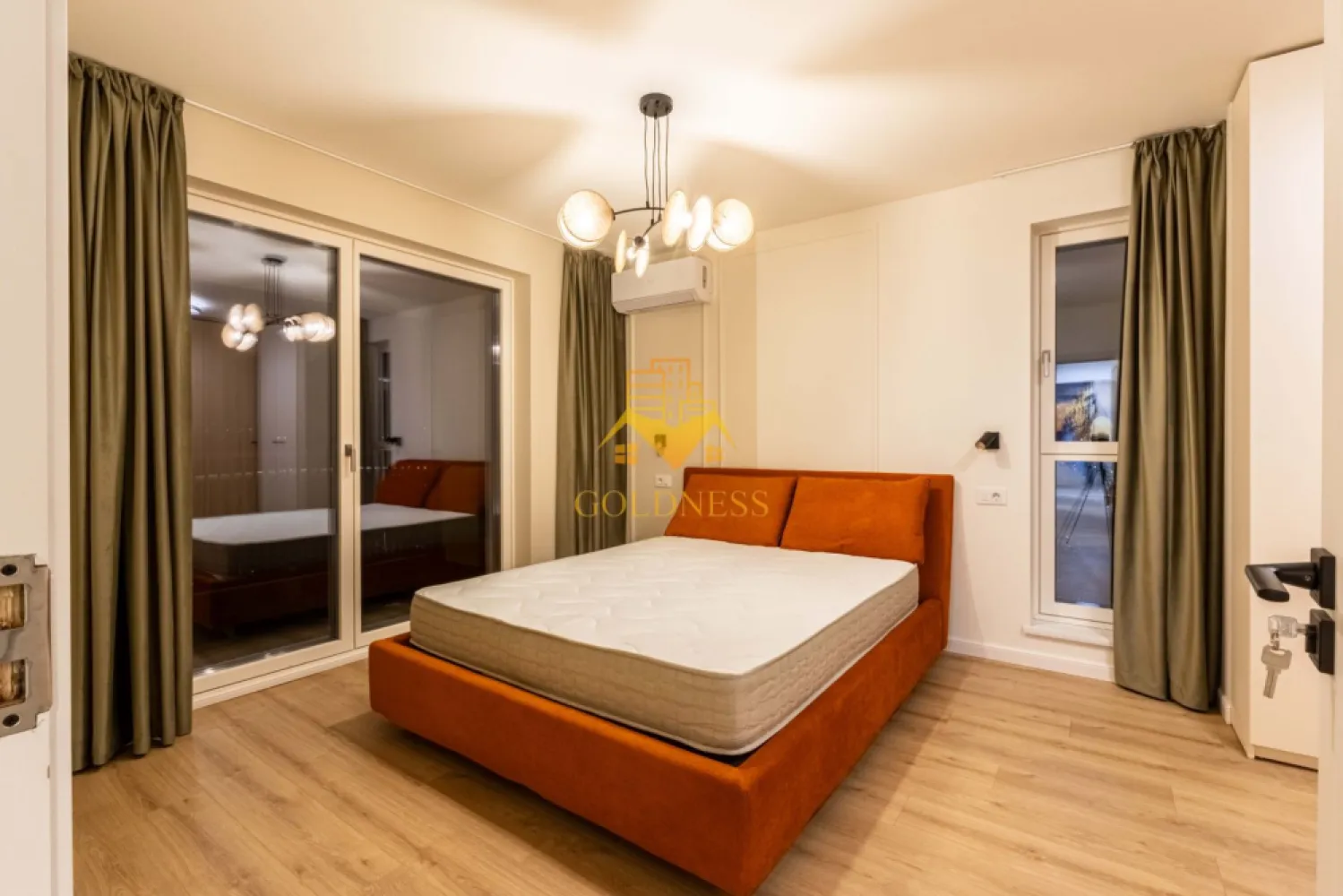 2 camere, modern, bloc nou, Parcare, Vivo, Metro, Columna Residence - GOLDNESS Imobiliare vă propune spre închiriere un apartament cu 2 camere complet mobilat și utilat, la etajul 5 într-un imobil de 7 etaje, în Floresti. Apartamentul este compartimentat astfel:
 - dormitor cu pat matrimonial, dressing, noptiere
 - living cu bucatarie open-space complet utilată, canapea extensibilă, loc de servit masa 
 - baie cu cabina de dus, calorifer port prosop inox și dulap pentru depozitare.
 - balcon de 10 mp.

Imobilul este dotat cu toate cele necesare- centrală proprie, mașină de spălat haine, frigider, plită electrică, hotă, etc. 
Se află în apropierea stațiilor de transport în comun, magazine, restaurante, spații verzi, farmacii, etc. 
Dispune de loc de parcare exterior!
Pentru intermediere se percepe un comision de 50% din prețul chiriei!

Dacă sunteți interesați de acest apartament și doriți să îl vizionați, dar și pentru alte oferte sau detalii nu ezitați să ne contactați telefonic sau prin e-mail - goldnessimobiliare@gmail.com. Vă stăm la dispoziție!