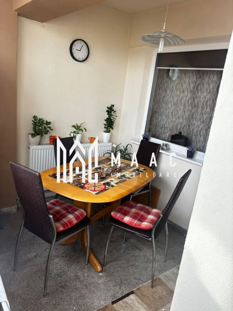 Apartament 2 camere | 55 MPU | Pivnita | Balcon | Bulevardul Mihai Viteazul - MAAC Imobiliare vă propune spre vânzare un apartament modern cu 2 camere, situat pe Bulevardul Mihai Viteazul, la etajul 10/10, cu vedere superbă spre Munții Făgăraș.

Detalii apartament:

Suprafață utilă: 55 mp
Balcon închis: 12 mp – spațiu generos pentru relaxare sau depozitare
Compartimentare: decomandată, practică și luminoasă
Etaj: 10/10 (bloc dotat cu lift)

Dotări și finisaje:

Apartament complet renovat și mobilat modern
Centrală termică proprie
Geamuri termopan pentru izolare fonică și termică
Finisaje de calitate, pregătit pentru mutare imediată

 Avantaje:

Vedere panoramică spre munți
Lumină naturală din plin, datorită poziționării excelente
Zonă centrală, cu toate facilitățile la doar câțiva pași: magazine, farmacii, transport public, școli
Acces rapid către centrul orașului – doar 1,4 km de Piața Mare (3–4 minute cu mașina sau 15–20 minute de mers pe jos)

Pentru mai multe detalii sau pentru a programa o vizionare, contactați-ne specificand ID: CP2681539