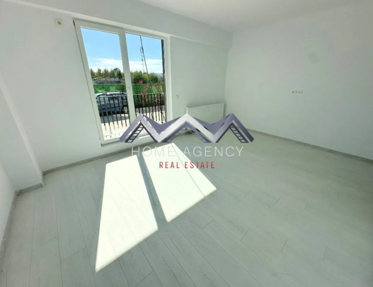 Apartamente moderne în Otopeni – perfecte pentru locuit sau investiție! - Descoperă două locuințe care îți oferă libertatea de a decide ce ți se potrivește mai bine – confort personal sau investiție imediată. Ambele apartamente se află într-un bloc nou, P+3R, parte dintr-un ansamblu rezidențial modern, aerisit și sigur, cu acces controlat și zone verzi amenajate.

Varianta 1 – parter/3, nemobilat, 41.90 mp utili + balcon 4.70 mp
- Perfect pentru cei care vor să-și creeze propriul stil.
- Orientare Sud-Est, cu un geam în plus față de etaj – lumină naturală din belșug și un ambient mai aerisit.
- Apartament nemobilat, ideal dacă vrei să-l amenajezi după gustul tău.
- Un spațiu excelent pentru locuit sau pentru o investiție unde tu decizi amenajarea.
- Preț avantajos.
- Ideal pentru cei care își doresc personalizare totală, investitori care vor să optimizeze bugetul sau cei care preferă acces facil, fără urcat de scări.

Varianta 2 – etaj 2/3, complet mobilat & utilat, 46.1 mp utili + balcon 4.80 mp (preț diferit)
- Soluția „la cheie”: te muți imediat sau îl închiriezi din prima zi.
- Orientare Sud, lumină toată ziua.
- Balcon închis pe laterale – perfect ca spațiu suplimentar de lucru sau relaxare.
- Apartament complet mobilat și utilat, cu design modern și finisaje atent alese.
- Totul este pregătit pentru tine: doar îți aduci bagajele.
- Ideal și pentru investiție: se poate închiria imediat, fără costuri suplimentare.
- Ideal pentru: cei care vor confort instant, investitori care doresc randament rapid sau persoane cu un stil de viață activ, fără timp pentru amenajări interioare.

Avantaje comune pentru ambele variante:
- Loc de parcare inclus în preț.
- TVA inclus în preț.
- Comision 0% – achiziție direct de la dezvoltator
- Ansamblu modern, liniștit, cu acces controlat
- Localizare excelentă: magazine, restaurante, stație de transport în comun, acces rapid către DN1, centură, Aeroport, Pipera
- Consultanță gratuită și brokeraj financiar fără costuri suplimentare

Tu alegi ce ți se potrivește: flexibilitate și preț mai mic la parter sau confort și randament imediat la etaj
Indiferent de varianta aleasă, obții o locuință modernă, luminoasă și bine poziționată – perfectă pentru "acasă" sau ca investiție sigură.

📞 Sună acum și programează o vizionare cu echipa de vânzări!