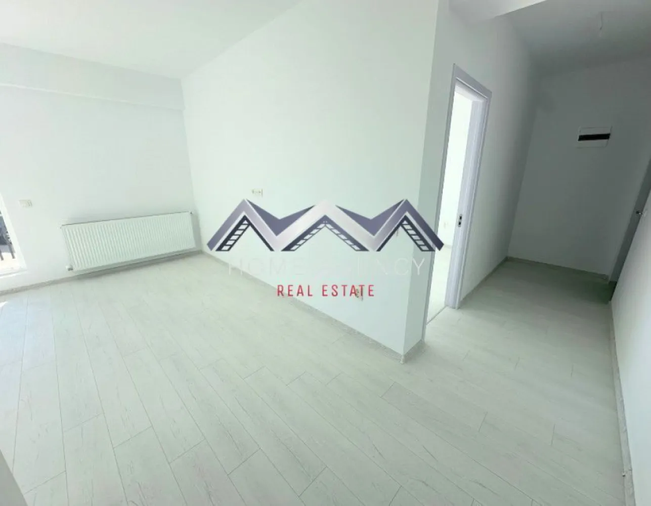 Apartamente moderne în Otopeni – perfecte pentru locuit sau investiție! - Descoperă două locuințe care îți oferă libertatea de a decide ce ți se potrivește mai bine – confort personal sau investiție imediată. Ambele apartamente se află într-un bloc nou, P+3R, parte dintr-un ansamblu rezidențial modern, aerisit și sigur, cu acces controlat și zone verzi amenajate.

Varianta 1 – parter/3, nemobilat, 41.90 mp utili + balcon 4.70 mp
- Perfect pentru cei care vor să-și creeze propriul stil.
- Orientare Sud-Est, cu un geam în plus față de etaj – lumină naturală din belșug și un ambient mai aerisit.
- Apartament nemobilat, ideal dacă vrei să-l amenajezi după gustul tău.
- Un spațiu excelent pentru locuit sau pentru o investiție unde tu decizi amenajarea.
- Preț avantajos.
- Ideal pentru cei care își doresc personalizare totală, investitori care vor să optimizeze bugetul sau cei care preferă acces facil, fără urcat de scări.

Varianta 2 – etaj 2/3, complet mobilat & utilat, 46.1 mp utili + balcon 4.80 mp (preț diferit)
- Soluția „la cheie”: te muți imediat sau îl închiriezi din prima zi.
- Orientare Sud, lumină toată ziua.
- Balcon închis pe laterale – perfect ca spațiu suplimentar de lucru sau relaxare.
- Apartament complet mobilat și utilat, cu design modern și finisaje atent alese.
- Totul este pregătit pentru tine: doar îți aduci bagajele.
- Ideal și pentru investiție: se poate închiria imediat, fără costuri suplimentare.
- Ideal pentru: cei care vor confort instant, investitori care doresc randament rapid sau persoane cu un stil de viață activ, fără timp pentru amenajări interioare.

Avantaje comune pentru ambele variante:
- Loc de parcare inclus în preț.
- TVA inclus în preț.
- Comision 0% – achiziție direct de la dezvoltator
- Ansamblu modern, liniștit, cu acces controlat
- Localizare excelentă: magazine, restaurante, stație de transport în comun, acces rapid către DN1, centură, Aeroport, Pipera
- Consultanță gratuită și brokeraj financiar fără costuri suplimentare

Tu alegi ce ți se potrivește: flexibilitate și preț mai mic la parter sau confort și randament imediat la etaj
Indiferent de varianta aleasă, obții o locuință modernă, luminoasă și bine poziționată – perfectă pentru "acasă" sau ca investiție sigură.

📞 Sună acum și programează o vizionare cu echipa de vânzări!