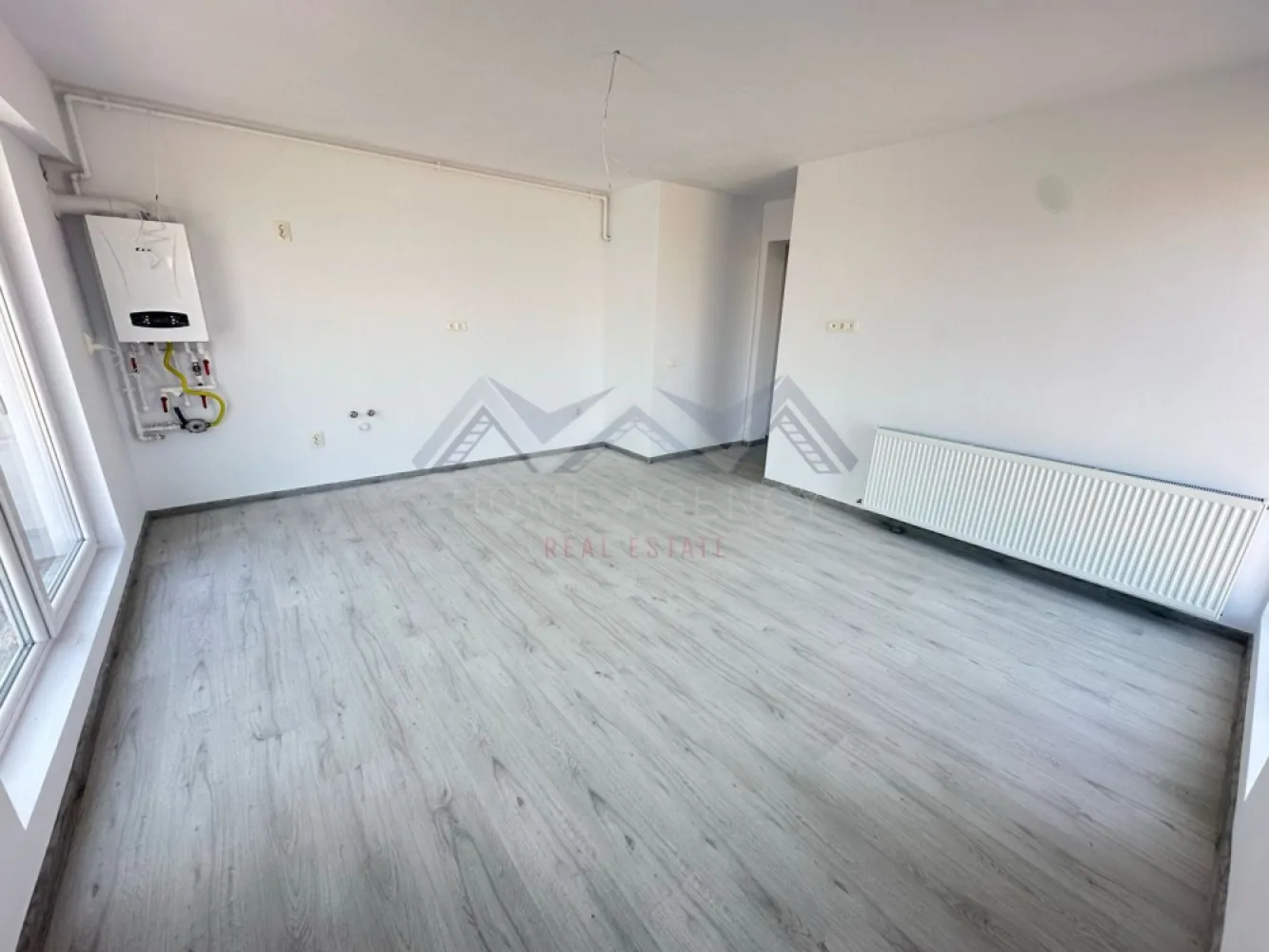 Apartament 3 camere Otopeni - TVA și parcare incluse - Îți propun, spre vânzare, un apartament cu 3 camere în Otopeni, într-un bloc nou – prețul include TVA și un loc de parcare, deci fără costuri ascunse (comision zero, achiziția se face direct de la dezvoltator).

Locuința beneficiază de o compartimentare foarte practică. Zona de zi este un spațiu aerisit și luminos, cu acces spre balcon, deservit de o baie spațioasă. Dormitoarele sunt separate, cu acces din zona de zi, pentru un plus de confort. Dormitorul matrimonial beneficiază de baie proprie și acces spre balcon, iar al doilea dormitor, în suprafața de 15 mp utili, este foarte spațios și potrivit pentru copii, oaspeți sau ca birou / dressing. 

Apartamentul beneficiază de:
• Finisaje moderne (se predă "la gata", cu finisaje și sanitare montate)
• Centrală proprie
• Bloc nou D+P+3, racordat la toate utilitățile publice
• Străzi asfaltate, iluminat public, stație de transport în comun în fața complexului
• Orientare spre Sud– lumină toată ziua
• Disponibil la etajele 2 și 3

Este o locuință potrivită atât pentru familie, cât și ca investiție, într-o zonă în plină dezvoltare și liniștită, cu acces facil către toate zonele de interes. Spațiul este optimizat inteligent, astfel încât fiecare încăpere să fie funcțională și primitoare.

Dacă vrei un apartament bine compartimentat, luminos și modern, sună-mă!

*Imaginile prezentate au caracter orientativ.