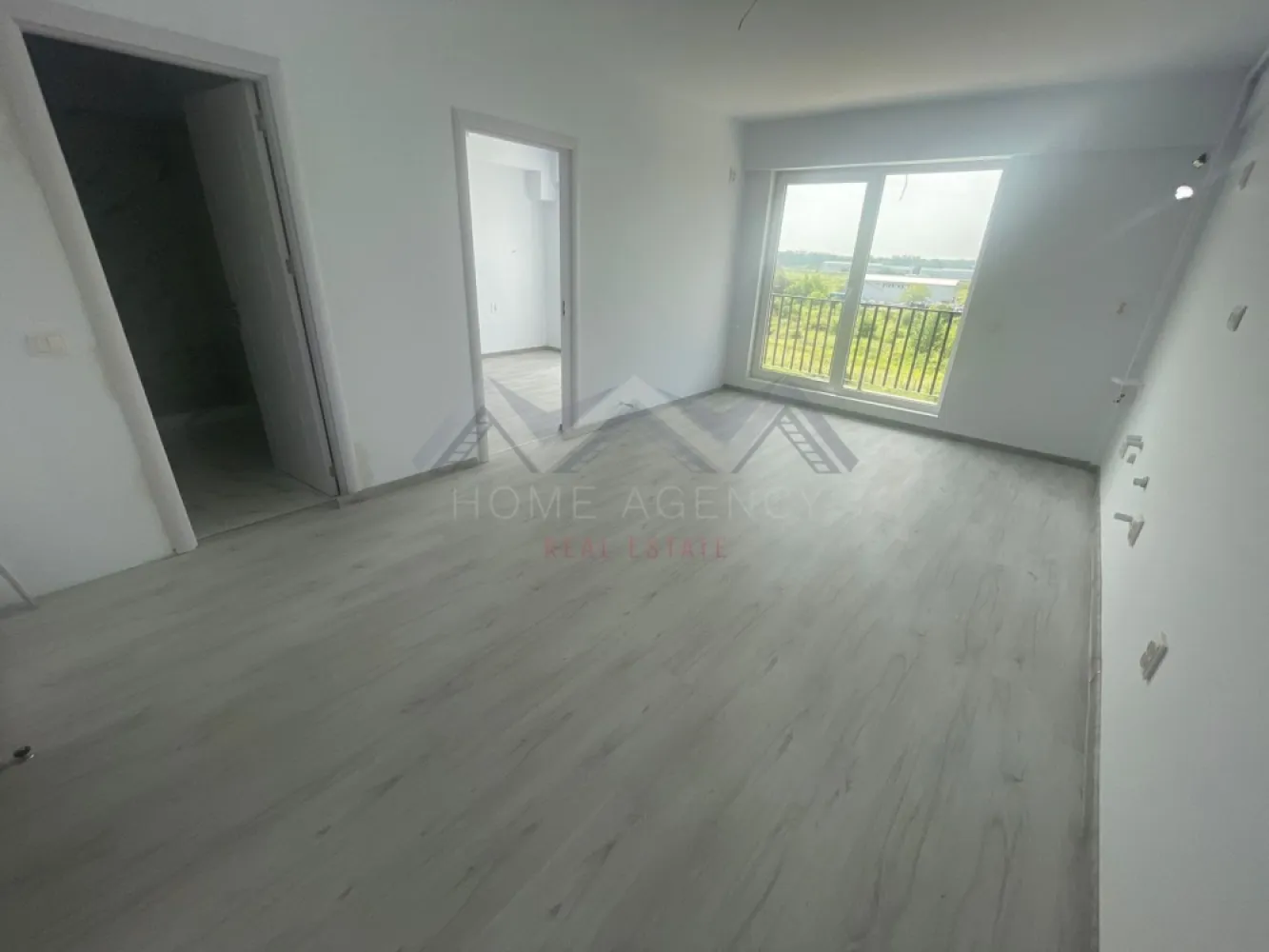 Apartament 3 camere Otopeni - TVA și parcare incluse - Îți propun, spre vânzare, un apartament cu 3 camere în Otopeni, într-un bloc nou – prețul include TVA și un loc de parcare, deci fără costuri ascunse (comision zero, achiziția se face direct de la dezvoltator).

Locuința beneficiază de o compartimentare foarte practică. Zona de zi este un spațiu aerisit și luminos, cu acces spre balcon, deservit de o baie spațioasă. Dormitoarele sunt separate, cu acces din zona de zi, pentru un plus de confort. Dormitorul matrimonial beneficiază de baie proprie și acces spre balcon, iar al doilea dormitor, în suprafața de 15 mp utili, este foarte spațios și potrivit pentru copii, oaspeți sau ca birou / dressing. 

Apartamentul beneficiază de:
• Finisaje moderne (se predă "la gata", cu finisaje și sanitare montate)
• Centrală proprie
• Bloc nou D+P+3, racordat la toate utilitățile publice
• Străzi asfaltate, iluminat public, stație de transport în comun în fața complexului
• Orientare spre Sud– lumină toată ziua
• Disponibil la etajele 2 și 3

Este o locuință potrivită atât pentru familie, cât și ca investiție, într-o zonă în plină dezvoltare și liniștită, cu acces facil către toate zonele de interes. Spațiul este optimizat inteligent, astfel încât fiecare încăpere să fie funcțională și primitoare.

Dacă vrei un apartament bine compartimentat, luminos și modern, sună-mă!

*Imaginile prezentate au caracter orientativ.