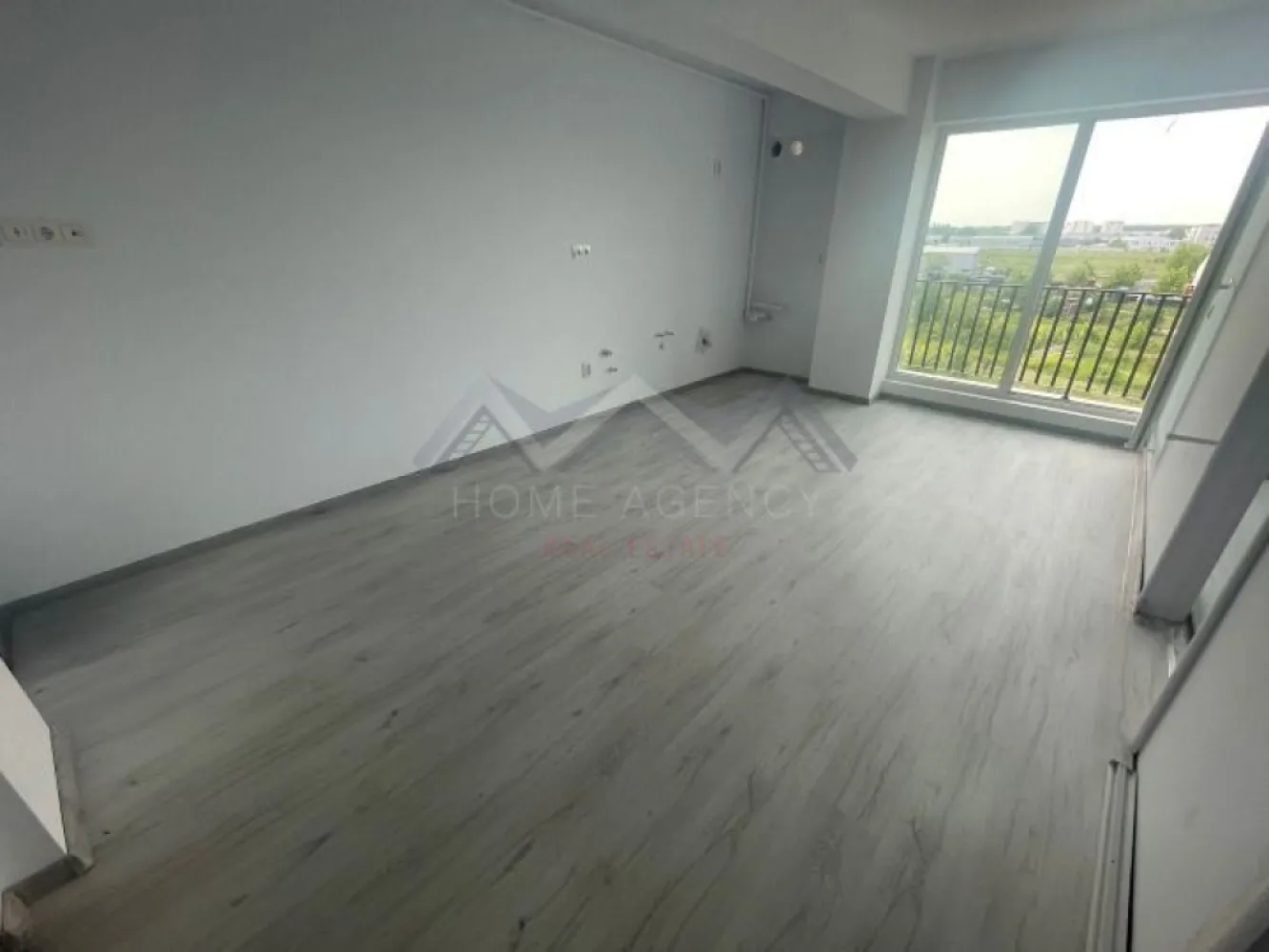 Apartament 3 camere Otopeni - TVA și parcare incluse - Îți propun, spre vânzare, un apartament cu 3 camere în Otopeni, într-un bloc nou – prețul include TVA și un loc de parcare, deci fără costuri ascunse (comision zero, achiziția se face direct de la dezvoltator).

Locuința beneficiază de o compartimentare foarte practică. Zona de zi este un spațiu aerisit și luminos, cu acces spre balcon, deservit de o baie spațioasă. Dormitoarele sunt separate, cu acces din zona de zi, pentru un plus de confort. Dormitorul matrimonial beneficiază de baie proprie și acces spre balcon, iar al doilea dormitor, în suprafața de 15 mp utili, este foarte spațios și potrivit pentru copii, oaspeți sau ca birou / dressing. 

Apartamentul beneficiază de:
• Finisaje moderne (se predă "la gata", cu finisaje și sanitare montate)
• Centrală proprie
• Bloc nou D+P+3, racordat la toate utilitățile publice
• Străzi asfaltate, iluminat public, stație de transport în comun în fața complexului
• Orientare spre Sud– lumină toată ziua
• Disponibil la etajele 2 și 3

Este o locuință potrivită atât pentru familie, cât și ca investiție, într-o zonă în plină dezvoltare și liniștită, cu acces facil către toate zonele de interes. Spațiul este optimizat inteligent, astfel încât fiecare încăpere să fie funcțională și primitoare.

Dacă vrei un apartament bine compartimentat, luminos și modern, sună-mă!

*Imaginile prezentate au caracter orientativ.