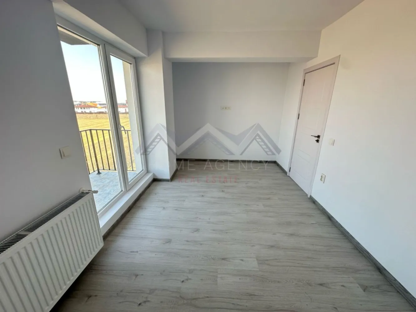 Apartament 3 camere Otopeni - TVA și parcare incluse - Îți propun, spre vânzare, un apartament cu 3 camere în Otopeni, într-un bloc nou – prețul include TVA și un loc de parcare, deci fără costuri ascunse (comision zero, achiziția se face direct de la dezvoltator).

Locuința beneficiază de o compartimentare foarte practică. Zona de zi este un spațiu aerisit și luminos, cu acces spre balcon, deservit de o baie spațioasă. Dormitoarele sunt separate, cu acces din zona de zi, pentru un plus de confort. Dormitorul matrimonial beneficiază de baie proprie și acces spre balcon, iar al doilea dormitor, în suprafața de 15 mp utili, este foarte spațios și potrivit pentru copii, oaspeți sau ca birou / dressing. 

Apartamentul beneficiază de:
• Finisaje moderne (se predă "la gata", cu finisaje și sanitare montate)
• Centrală proprie
• Bloc nou D+P+3, racordat la toate utilitățile publice
• Străzi asfaltate, iluminat public, stație de transport în comun în fața complexului
• Orientare spre Sud– lumină toată ziua
• Disponibil la etajele 2 și 3

Este o locuință potrivită atât pentru familie, cât și ca investiție, într-o zonă în plină dezvoltare și liniștită, cu acces facil către toate zonele de interes. Spațiul este optimizat inteligent, astfel încât fiecare încăpere să fie funcțională și primitoare.

Dacă vrei un apartament bine compartimentat, luminos și modern, sună-mă!

*Imaginile prezentate au caracter orientativ.