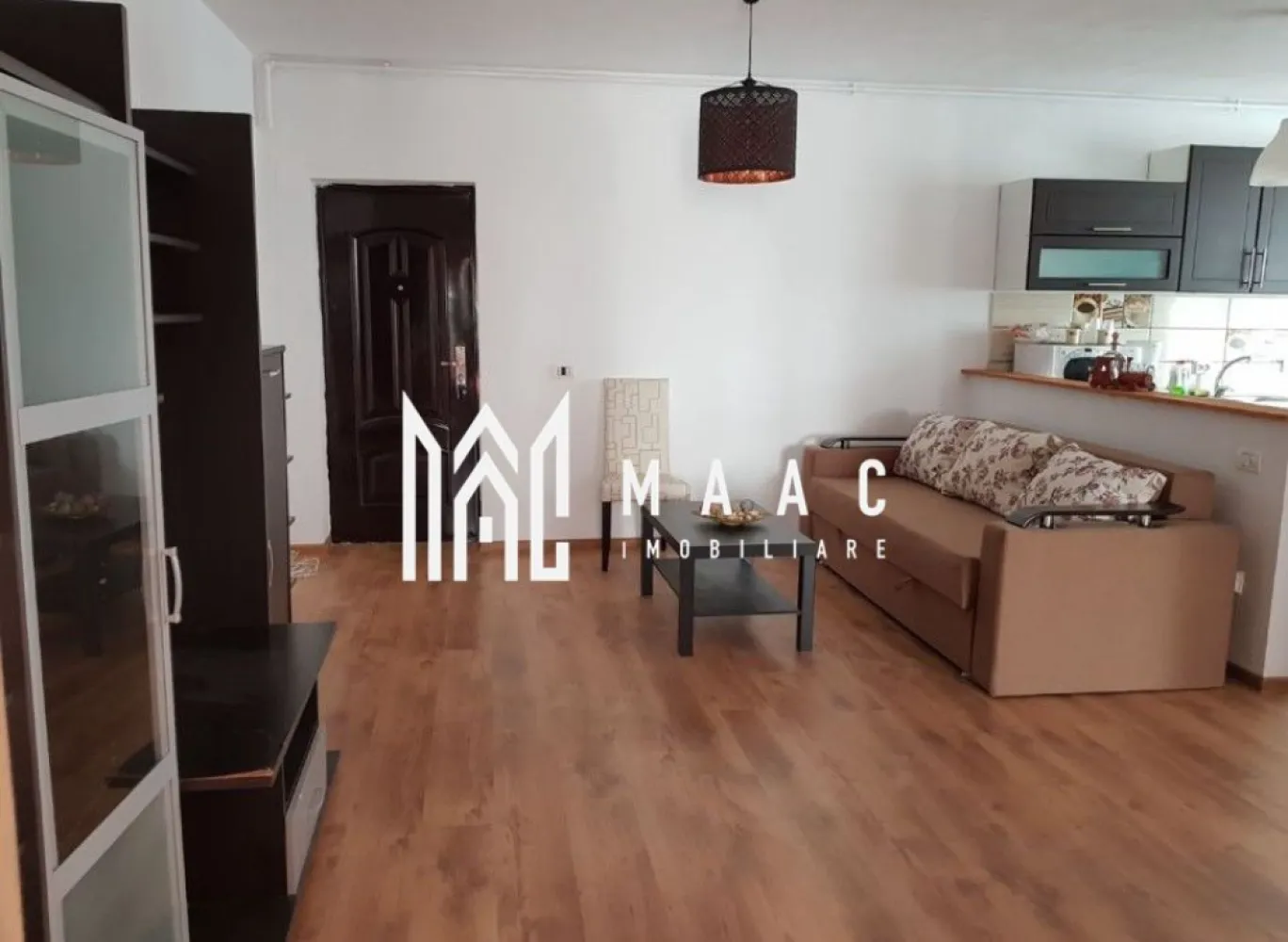 Apartament 3 camere | Etaj 3 | Balcon | 62 MP | Arhitectilor - MAAC Imobiliare va prezinta un apartament 3 camere in Zona Arhitecților, Sibiu.

Caracteristici:
Suprafață utilă: 62 mp
Etaj: 3 

Compartimentare:
Bucătărie deschisă, living, hol de acces, 2 dormitoare, baie cu cabină de duș și geam de aerisire, balcon deschis de 12 mp.

Facilități și dotări:
Centrală termică proprie cu calorifere
Mobilat și utilat complet
Balcon generos de 12 mp.

Localizare:
Acces rapid către oraș și facilități importante: școli, grădinițe, magazine, mijloace de transport.

Pentru mai multe detalii precizati telefonic ca ati vazut anuntul cu ID: CP2677320