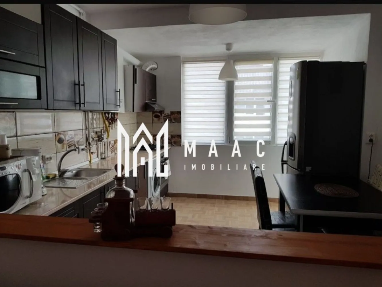 Apartament 3 camere | Etaj 3 | Balcon | 62 MP | Arhitectilor - MAAC Imobiliare va prezinta un apartament 3 camere in Zona Arhitecților, Sibiu.

Caracteristici:
Suprafață utilă: 62 mp
Etaj: 3 

Compartimentare:
Bucătărie deschisă, living, hol de acces, 2 dormitoare, baie cu cabină de duș și geam de aerisire, balcon deschis de 12 mp.

Facilități și dotări:
Centrală termică proprie cu calorifere
Mobilat și utilat complet
Balcon generos de 12 mp.

Localizare:
Acces rapid către oraș și facilități importante: școli, grădinițe, magazine, mijloace de transport.

Pentru mai multe detalii precizati telefonic ca ati vazut anuntul cu ID: CP2677320