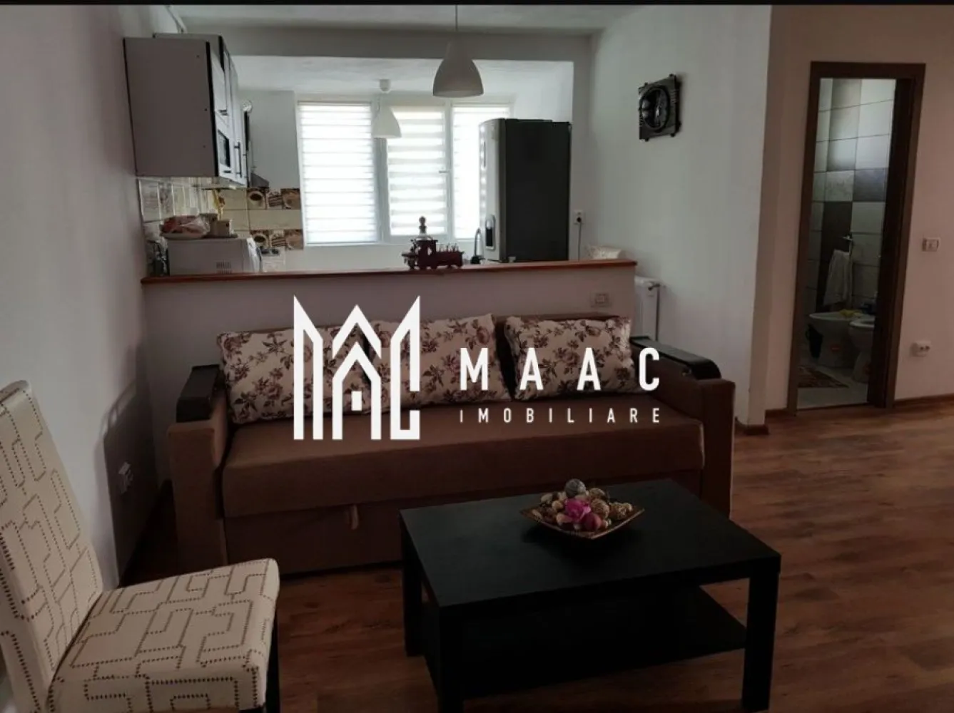 Apartament 3 camere | Etaj 3 | Balcon | 62 MP | Arhitectilor - MAAC Imobiliare va prezinta un apartament 3 camere in Zona Arhitecților, Sibiu.

Caracteristici:
Suprafață utilă: 62 mp
Etaj: 3 

Compartimentare:
Bucătărie deschisă, living, hol de acces, 2 dormitoare, baie cu cabină de duș și geam de aerisire, balcon deschis de 12 mp.

Facilități și dotări:
Centrală termică proprie cu calorifere
Mobilat și utilat complet
Balcon generos de 12 mp.

Localizare:
Acces rapid către oraș și facilități importante: școli, grădinițe, magazine, mijloace de transport.

Pentru mai multe detalii precizati telefonic ca ati vazut anuntul cu ID: CP2677320