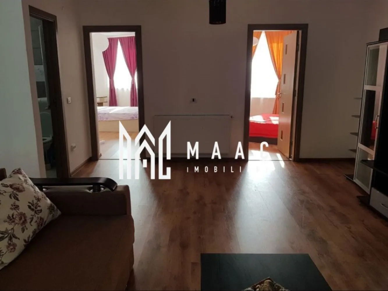 Apartament 3 camere | Etaj 3 | Balcon | 62 MP | Arhitectilor - MAAC Imobiliare va prezinta un apartament 3 camere in Zona Arhitecților, Sibiu.

Caracteristici:
Suprafață utilă: 62 mp
Etaj: 3 

Compartimentare:
Bucătărie deschisă, living, hol de acces, 2 dormitoare, baie cu cabină de duș și geam de aerisire, balcon deschis de 12 mp.

Facilități și dotări:
Centrală termică proprie cu calorifere
Mobilat și utilat complet
Balcon generos de 12 mp.

Localizare:
Acces rapid către oraș și facilități importante: școli, grădinițe, magazine, mijloace de transport.

Pentru mai multe detalii precizati telefonic ca ati vazut anuntul cu ID: CP2677320
