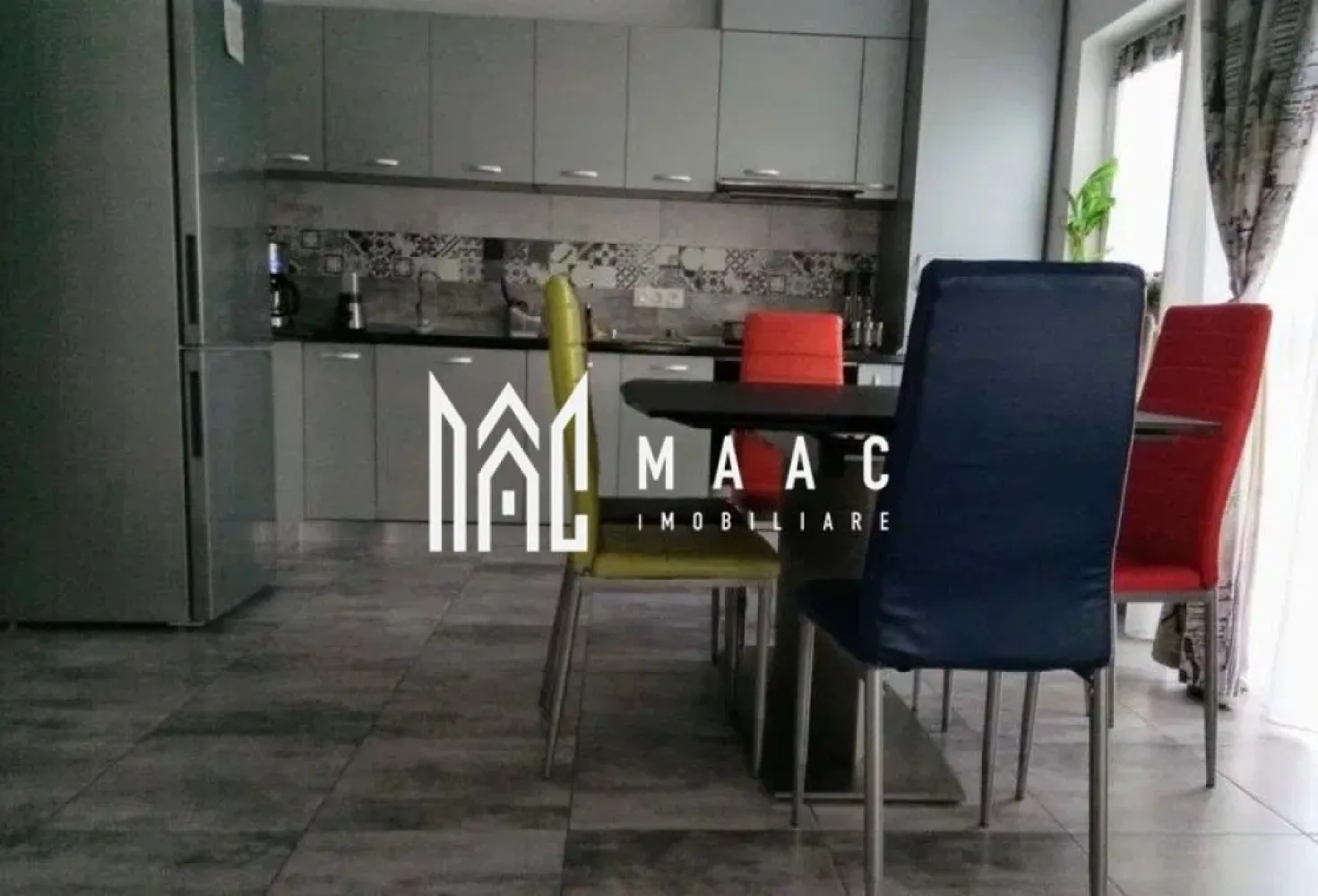Apartament 4 camere | Etaj 1 | Balcon | 100MP | Arhitectilor - MAAC Imobiliare va prezinta un apartament 4 camere situat la etajul 1 in zona Arhitecților, Sibiu.

Caracteristici: 
Etaj: 1 într-o vilă cu regim de înălțime P+1
În imobil sunt doar două apartamente

Compartimentare:
La parter: living open space cu bucătărie, un dormitor, terasa și spațiu de depozitare
La etaj: 2 dormitoare, 2 băi, terasa și loc de parcare.

Facilități și dotări:
Centrală termică proprie cu calorifere
Mobilat și utilat complet
Loc de parcare inclus

Localizare:
Acces facil către școli, grădinițe, magazine și mijloace de transport.

Pentru mai multe detalii precizati telefonic ca ati vazut anuntul cu ID: CP2677285