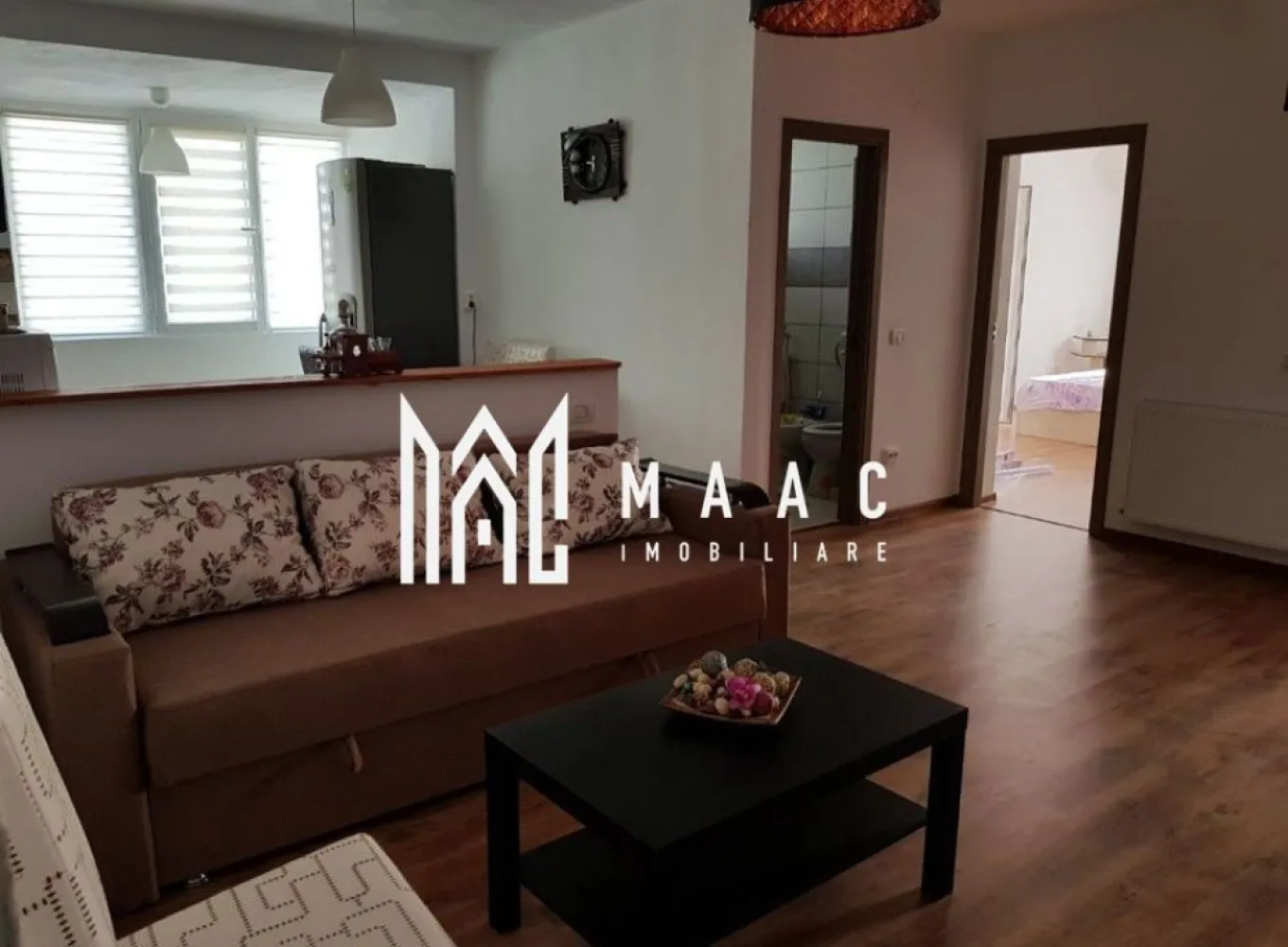 Apartament 3 camere | Etaj 3 | Balcon | 62 MP | Arhitectilor - MAAC Imobiliare va prezinta un apartament 3 camere in Zona Arhitecților, Sibiu.

Caracteristici:
Suprafață utilă: 62 mp
Etaj: 3 

Compartimentare:
Bucătărie deschisă, living, hol de acces, 2 dormitoare, baie cu cabină de duș și geam de aerisire, balcon deschis de 12 mp.

Facilități și dotări:
Centrală termică proprie cu calorifere
Mobilat și utilat complet
Balcon generos de 12 mp.

Localizare:
Acces rapid către oraș și facilități importante: școli, grădinițe, magazine, mijloace de transport.

Pentru mai multe detalii precizati telefonic ca ati vazut anuntul cu ID: CP2677320