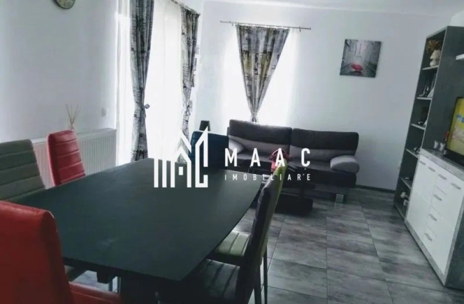 Apartament 4 camere | Etaj 1 | Balcon | 100MP | Arhitectilor - MAAC Imobiliare va prezinta un apartament 4 camere situat la etajul 1 in zona Arhitecților, Sibiu.

Caracteristici: 
Etaj: 1 într-o vilă cu regim de înălțime P+1
În imobil sunt doar două apartamente

Compartimentare:
La parter: living open space cu bucătărie, un dormitor, terasa și spațiu de depozitare
La etaj: 2 dormitoare, 2 băi, terasa și loc de parcare.

Facilități și dotări:
Centrală termică proprie cu calorifere
Mobilat și utilat complet
Loc de parcare inclus

Localizare:
Acces facil către școli, grădinițe, magazine și mijloace de transport.

Pentru mai multe detalii precizati telefonic ca ati vazut anuntul cu ID: CP2677285