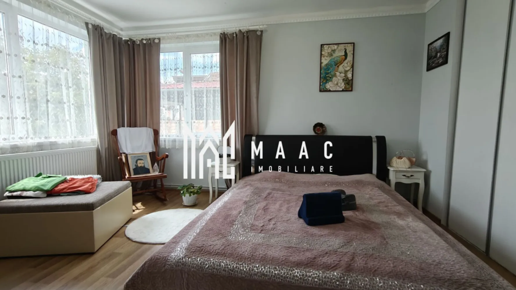 Vilă 7 camere I S+P+E I Teren 950mp I Terasă I Sub Arini - În inima Sibiului, ascunsă pe o stradă liniștită și însorită, se află o proprietate care îmbină eleganța clasică și confortul modern într-o armonie rar întâlnită. Aici, fiecare detaliu spune o poveste – de la scara flotantă din lemn masiv, la terasa generoasă unde diminețile încep cu miros de cafea și verdeață proaspătă. Mai presus de atât, o distanță de 45 m vă desparte de Parcul Sub Arini.

950 mp de teren cu spațiu verde generos.
172 mp utili parter + etaj + 47 mp subsol amenajat.
Construcție solidă 1980, planșee din beton armat.
Curent trifazic 380V, instalație electrică pe cupru.
Orientare sud-estică – lumină naturală toată ziua.
Vila se va achiziționa parțial mobilată.

Compartimentare:

Subsol: garaj transformat în loc de relaxare, utilat, cu grup sanitar, debara, cămară.
Intrarea principală în holul parterului asigură acces către: living în două camere, birou, bucătărie cu ieșire pe terasa semi-închisă (52 mp) complet utilată, baie cu cadă.
Etaj: 3 dormitoare (unul cu dressing), cameră de zi, baie cu duș, balcon cu vedere, acces către pod.

Terasă acoperită, construcții auxiliare în limita îndepărtată a terenului, balansoar.
Parcare acoperită, parcare deschisă cu acces separat și opțiunea garajului.
Curte amenajată cu dale și zone verzi perfecte pentru joacă, grădinărit sau relaxare.

📞 Contactează-ne pentru detalii sau programarea unei vizionări și descoperă cum această proprietate poate deveni următorul tău cămin de familie sau o investiție solidă în inima Sibiului, specificând ID CP2678833.