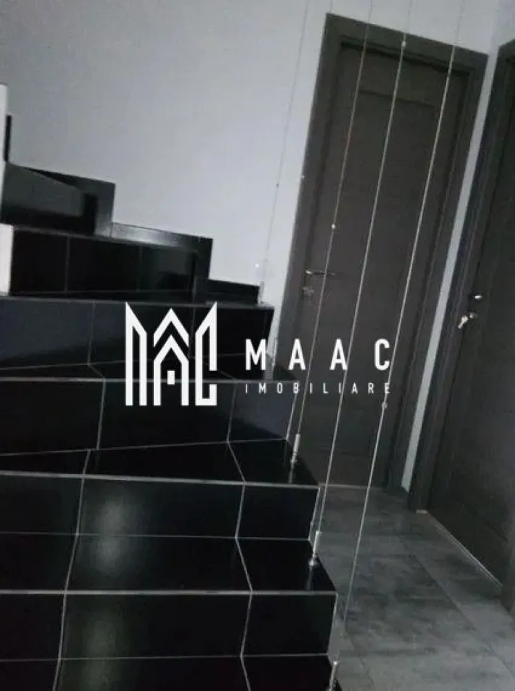 Apartament 4 camere | Etaj 1 | Balcon | 100MP | Arhitectilor - MAAC Imobiliare va prezinta un apartament 4 camere situat la etajul 1 in zona Arhitecților, Sibiu.

Caracteristici: 
Etaj: 1 într-o vilă cu regim de înălțime P+1
În imobil sunt doar două apartamente

Compartimentare:
La parter: living open space cu bucătărie, un dormitor, terasa și spațiu de depozitare
La etaj: 2 dormitoare, 2 băi, terasa și loc de parcare.

Facilități și dotări:
Centrală termică proprie cu calorifere
Mobilat și utilat complet
Loc de parcare inclus

Localizare:
Acces facil către școli, grădinițe, magazine și mijloace de transport.

Pentru mai multe detalii precizati telefonic ca ati vazut anuntul cu ID: CP2677285