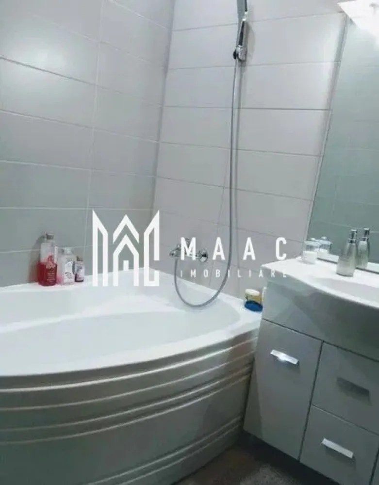 Apartament 4 camere | Etaj 1 | Balcon | 100MP | Arhitectilor - MAAC Imobiliare va prezinta un apartament 4 camere situat la etajul 1 in zona Arhitecților, Sibiu.

Caracteristici: 
Etaj: 1 într-o vilă cu regim de înălțime P+1
În imobil sunt doar două apartamente

Compartimentare:
La parter: living open space cu bucătărie, un dormitor, terasa și spațiu de depozitare
La etaj: 2 dormitoare, 2 băi, terasa și loc de parcare.

Facilități și dotări:
Centrală termică proprie cu calorifere
Mobilat și utilat complet
Loc de parcare inclus

Localizare:
Acces facil către școli, grădinițe, magazine și mijloace de transport.

Pentru mai multe detalii precizati telefonic ca ati vazut anuntul cu ID: CP2677285