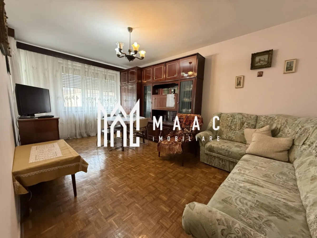 Apartament 3 Camere | Balcon | 60 MPU | Decomandat | Strand - MAAC Imobiliare vă propune spre vânzare un apartament cu 3 camere, situat la etajul 4 din 4, în zona Ștrand, o locație apreciată pentru accesibilitate, infrastructură completă și apropierea de zone verzi.

Apartamentul are o suprafață utilă de 60 mp și este compartimentat decomandat, oferind funcționalitate și confort pentru locuire proprie sau investiție.

Caracteristici:
-suprafață utilă: 60 mp
-etaj 4 din 4
-bloc cu acoperiș
-3 camere decomandate
-balcon cu acces din living

Zona Ștrand oferă acces rapid la școli, dispensar, parc, magazine și mijloace de transport, fiind potrivită pentru familii sau pentru cei care își doresc o locuință într-un cartier bine conectat.

Pentru mai multe detalii vă rugăm să menționați la telefon numărul CP2673816.